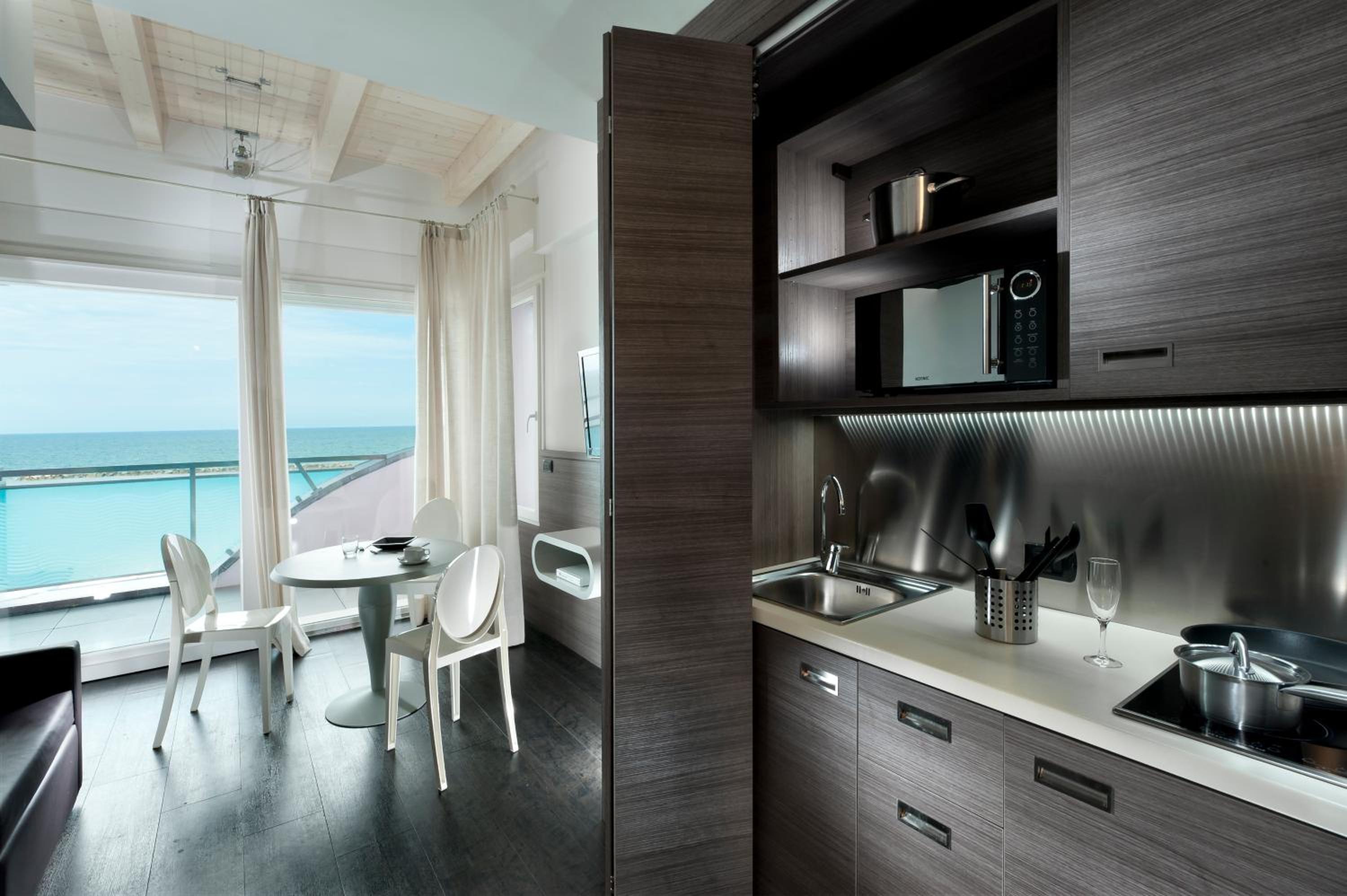 Suite - Photo 10
