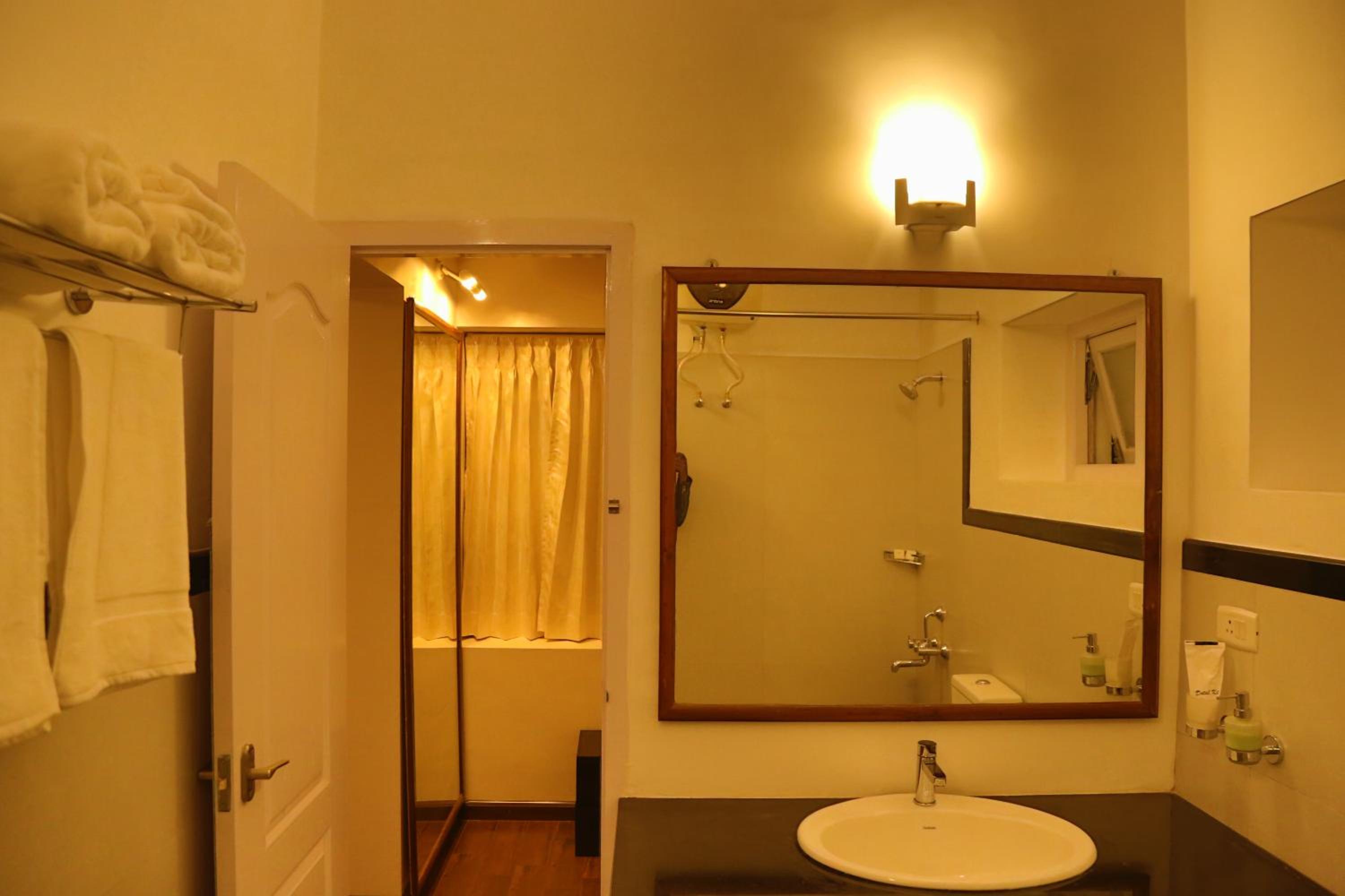 Deluxe Double Room (2 Adults + 1 Child) - Photo 4