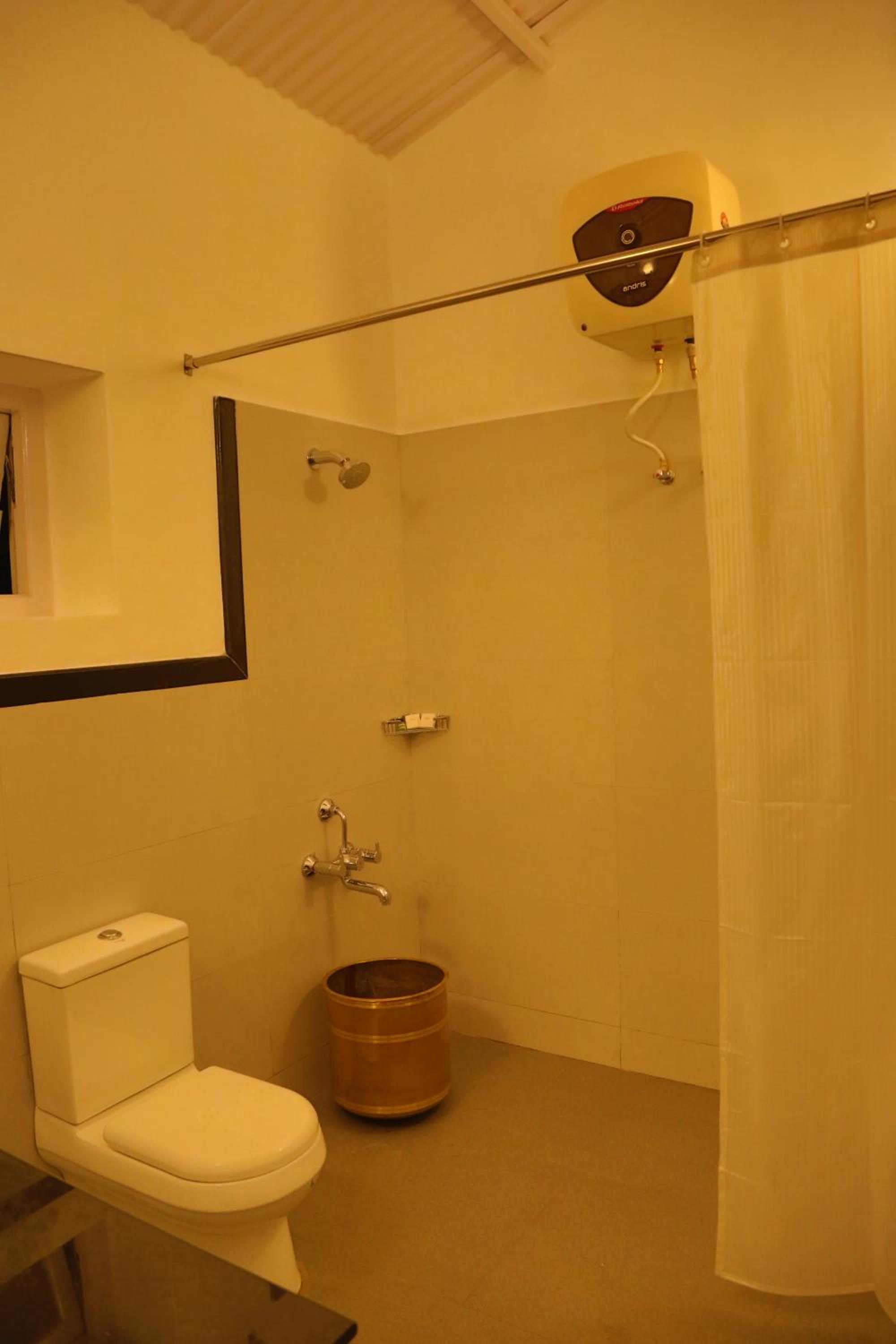 Deluxe Double Room (2 Adults + 1 Child) - Photo 8