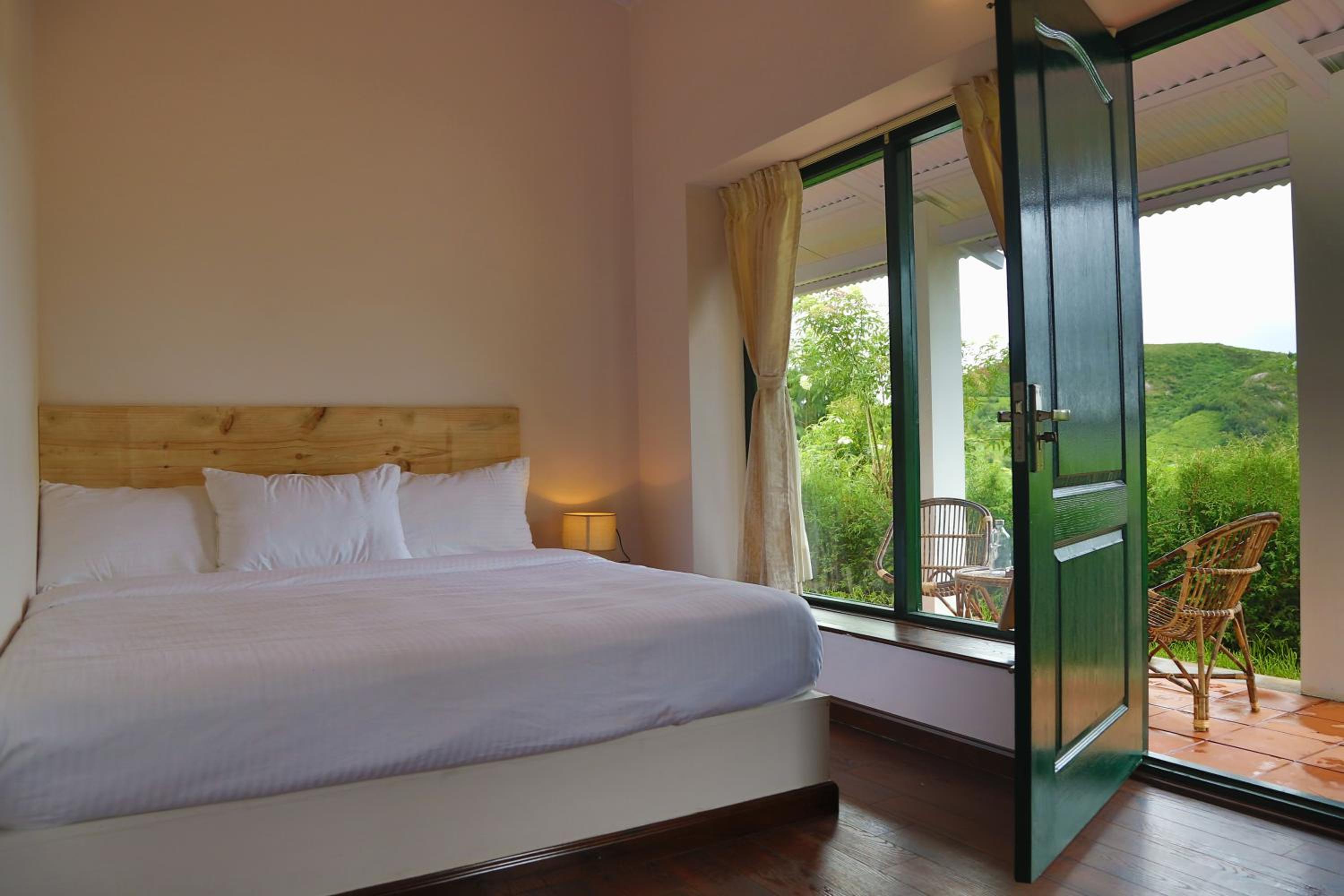 Deluxe Double Room (2 Adults + 1 Child) - Photo 1