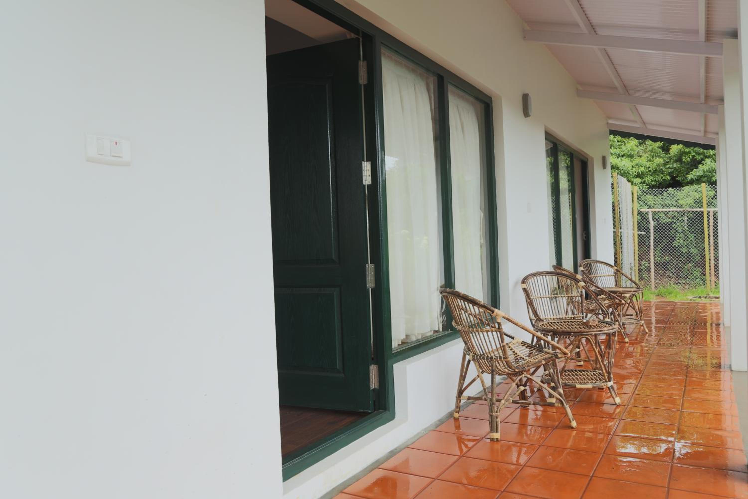 Deluxe Double Room (2 Adults + 1 Child) - Photo 5