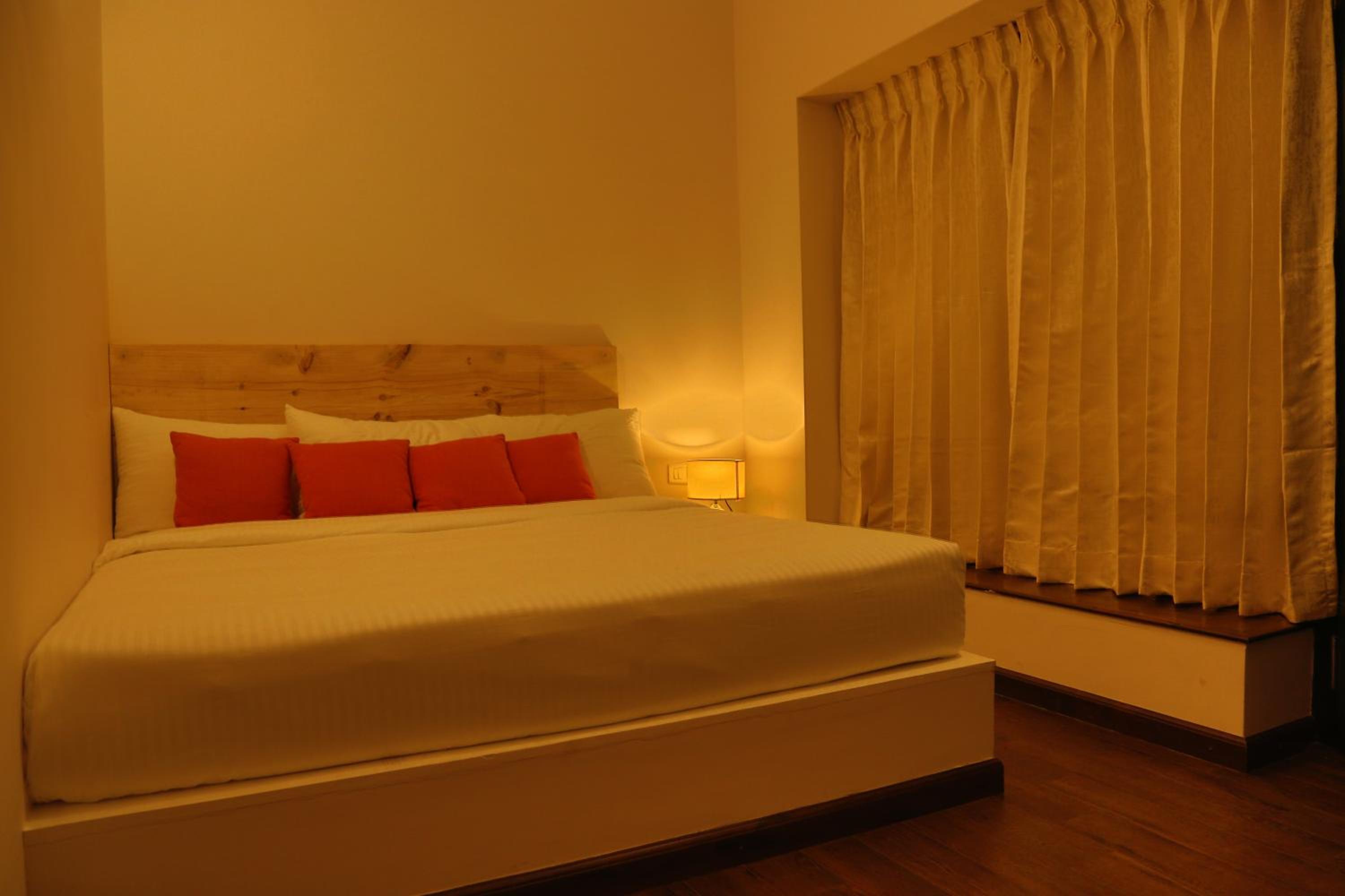 Deluxe Double Room (2 Adults + 1 Child) - Photo 9