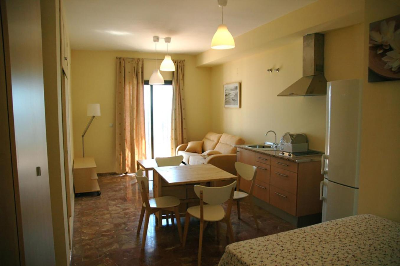 Apartamento estudio con terraza y vista al mar en piso alto con estacionamiento