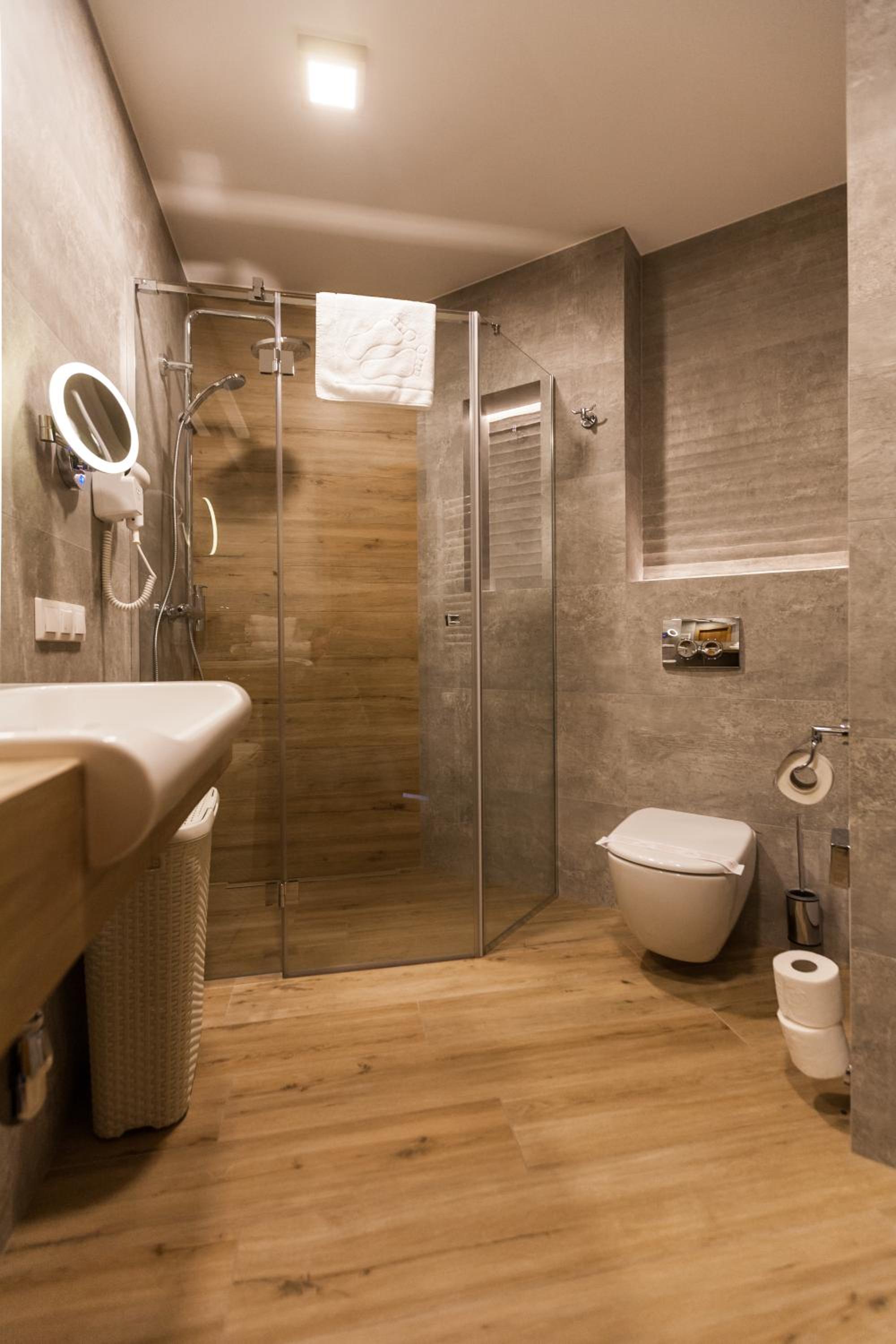 One-Bedroom Apartment with Kitchenette