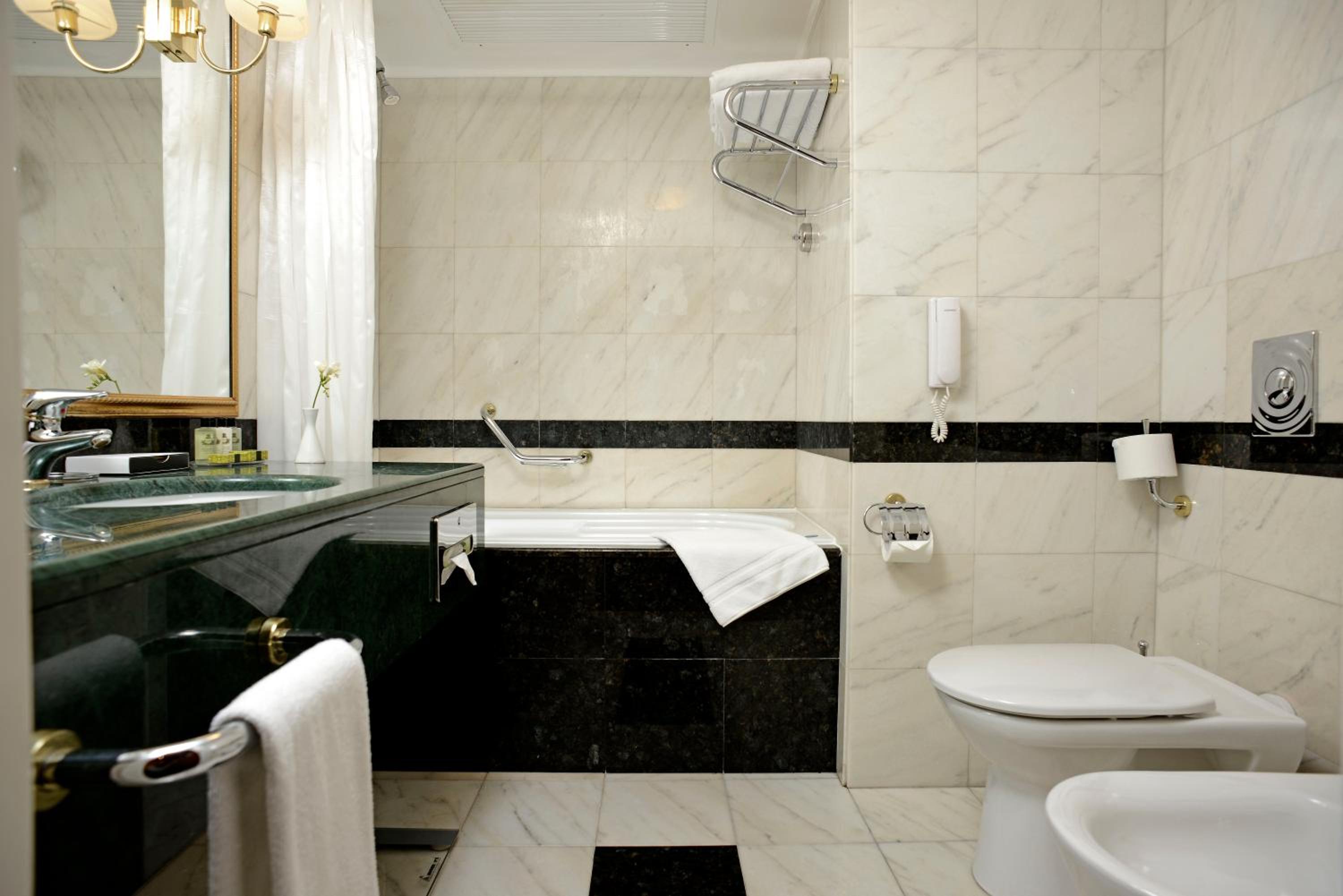 Premium King Room - Photo 7