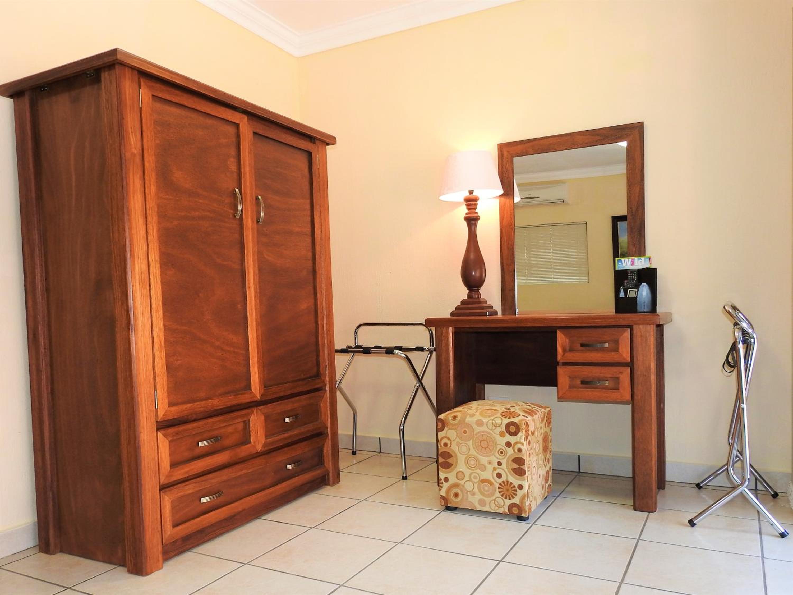Deluxe Double or Twin Room with Pool Access photo 2