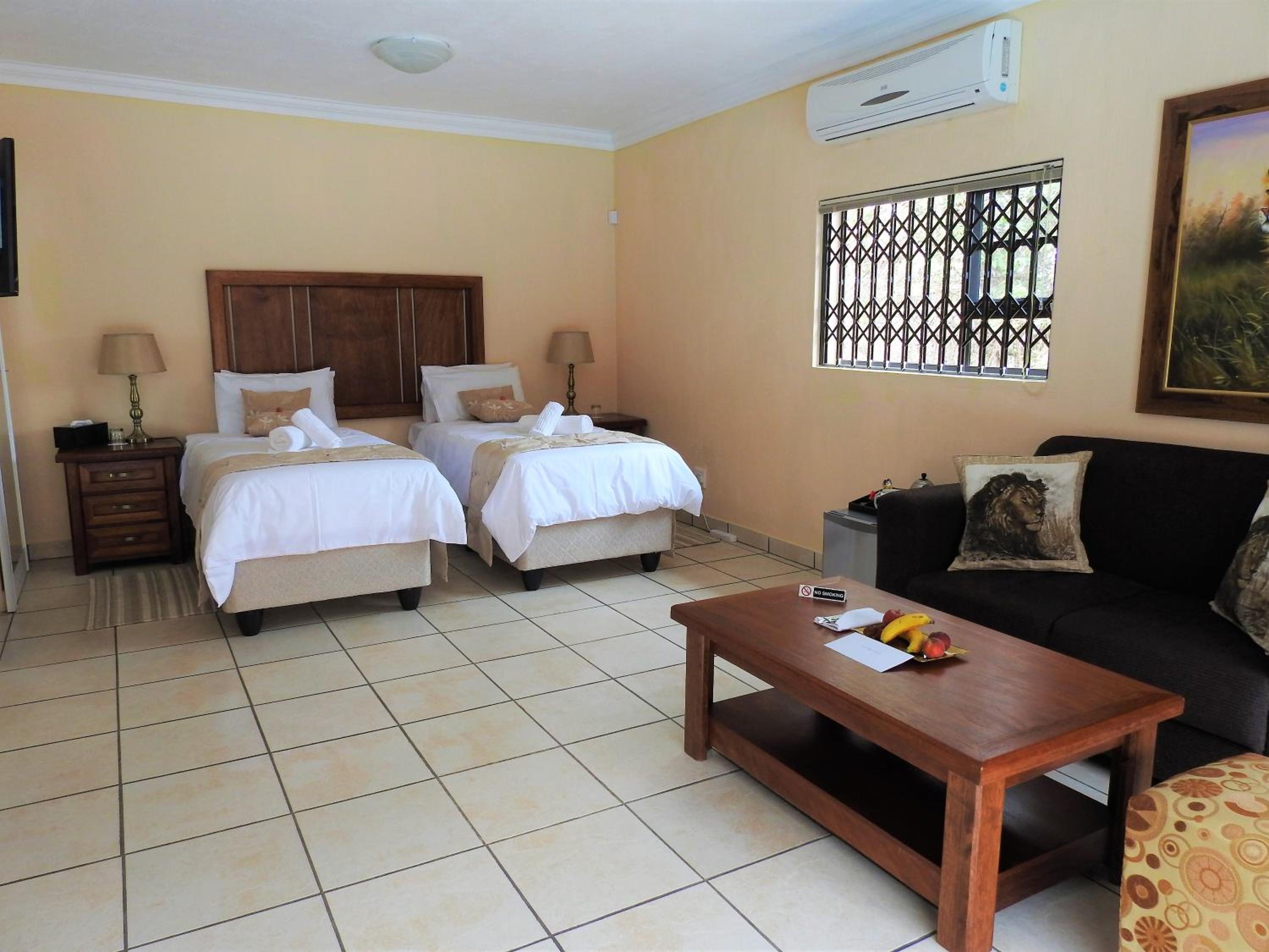 Deluxe Double or Twin Room with Pool Access photo 3