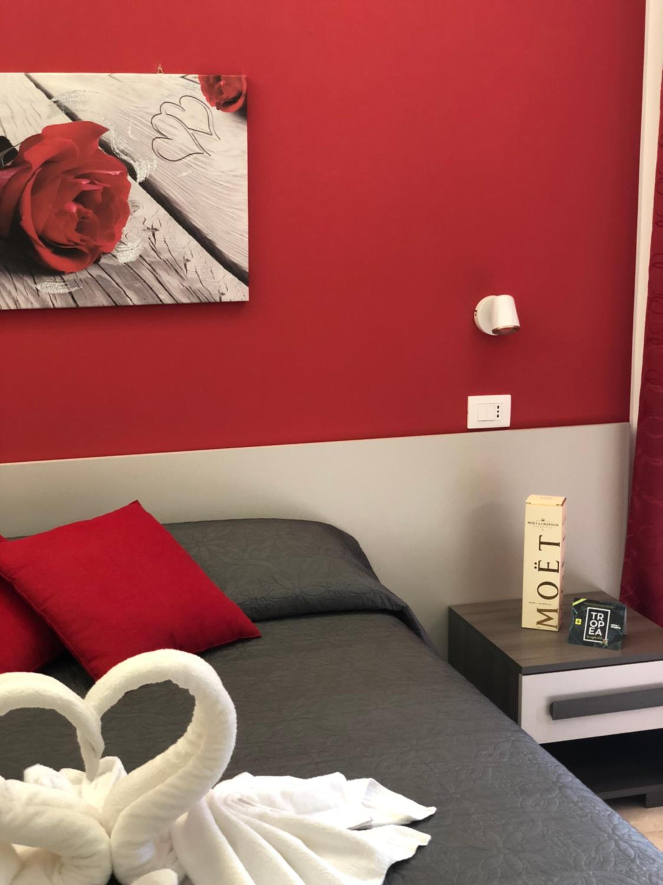 Queen Room photo 2