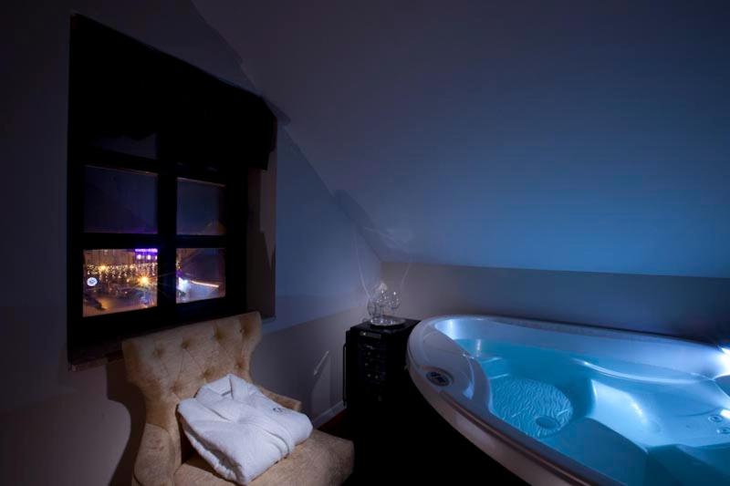 Superior Suite with Hot Tub - Photo 7