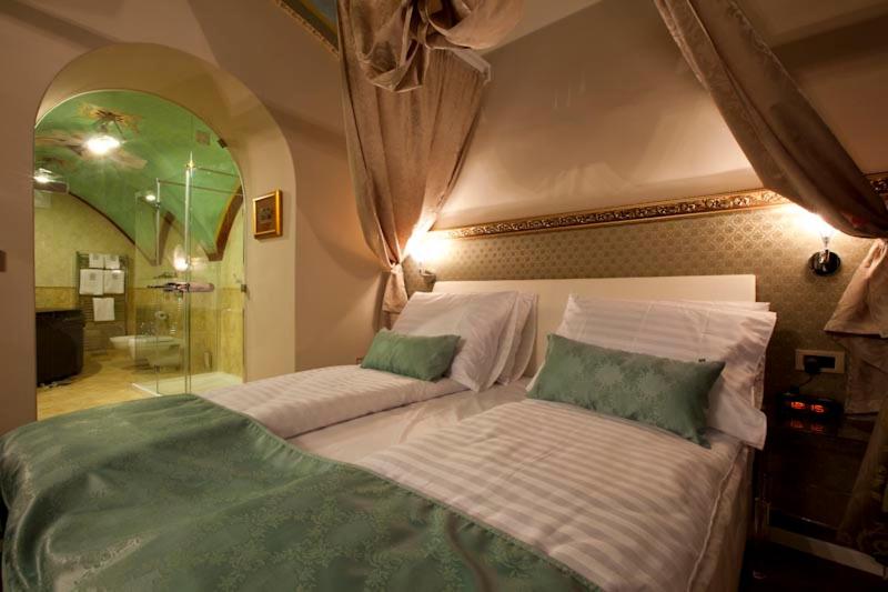 Superior Suite with Hot Tub - Photo 5