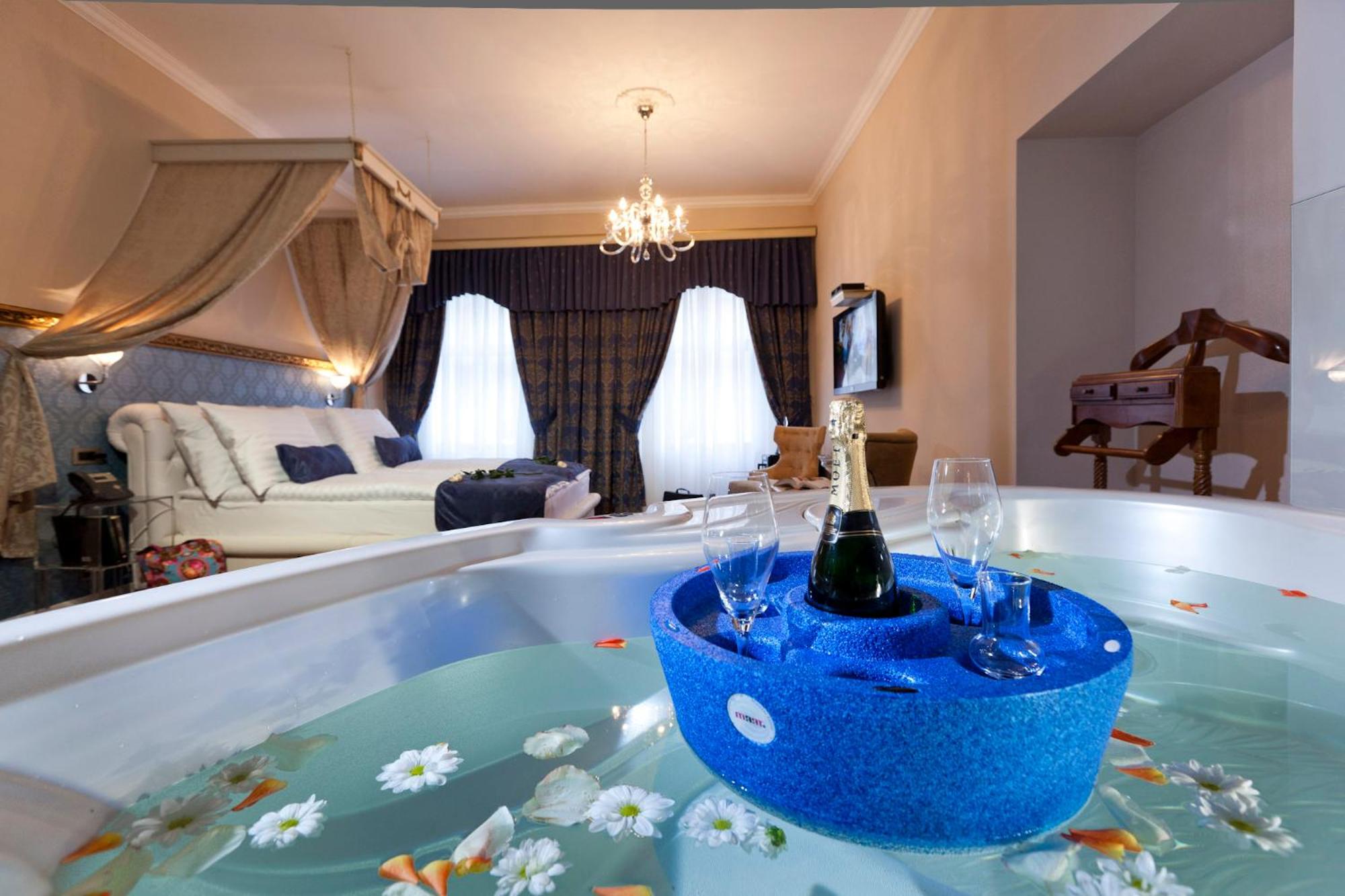 Superior Suite with Hot Tub - Photo 2