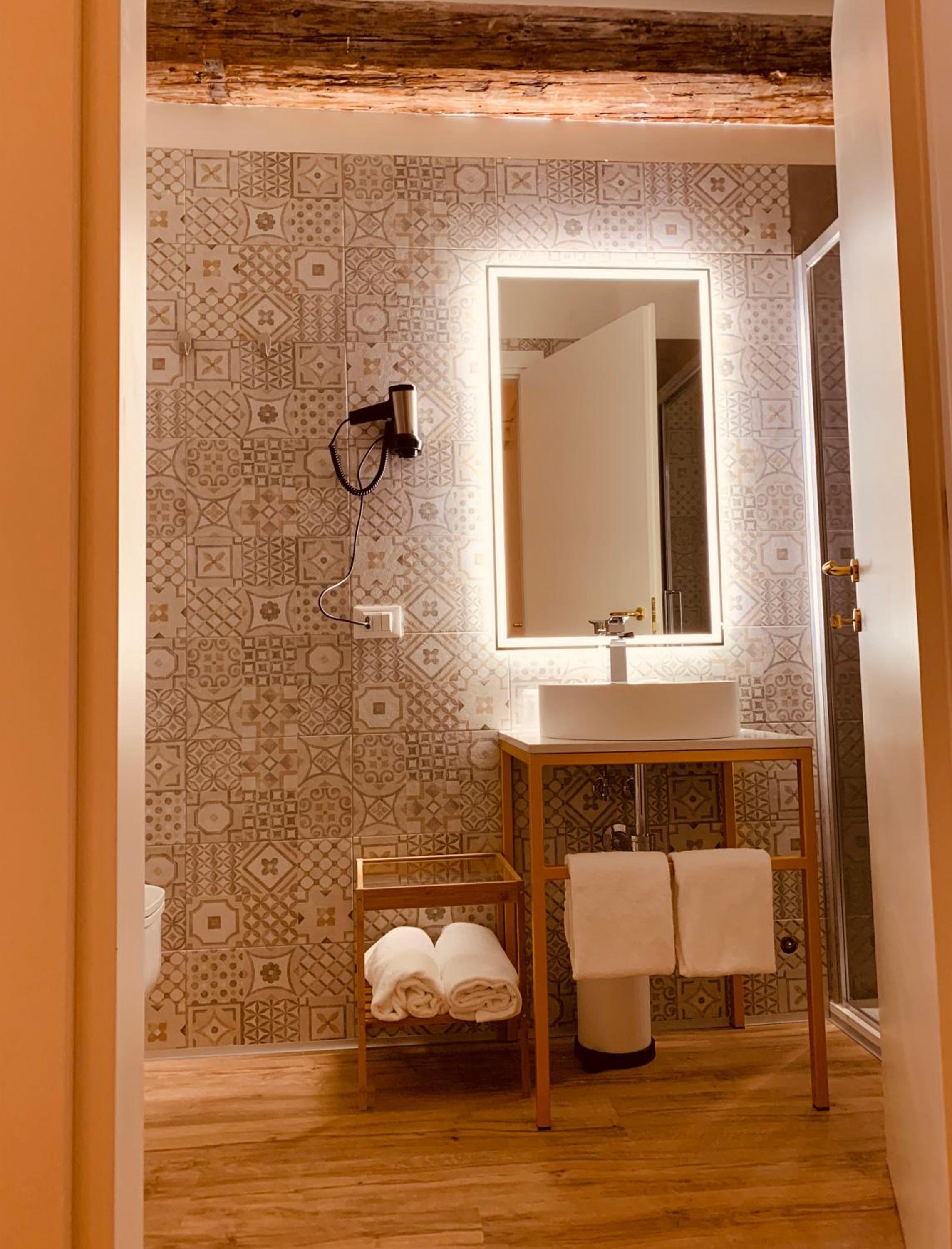 Deluxe King Room with Spa Access - Photo 9