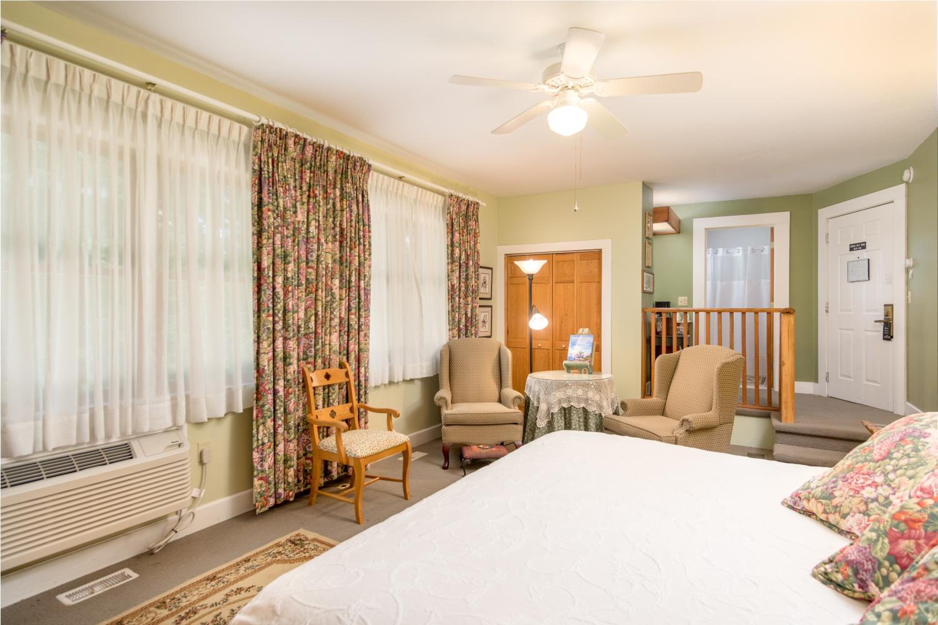 Woodward House Room - Photo 3