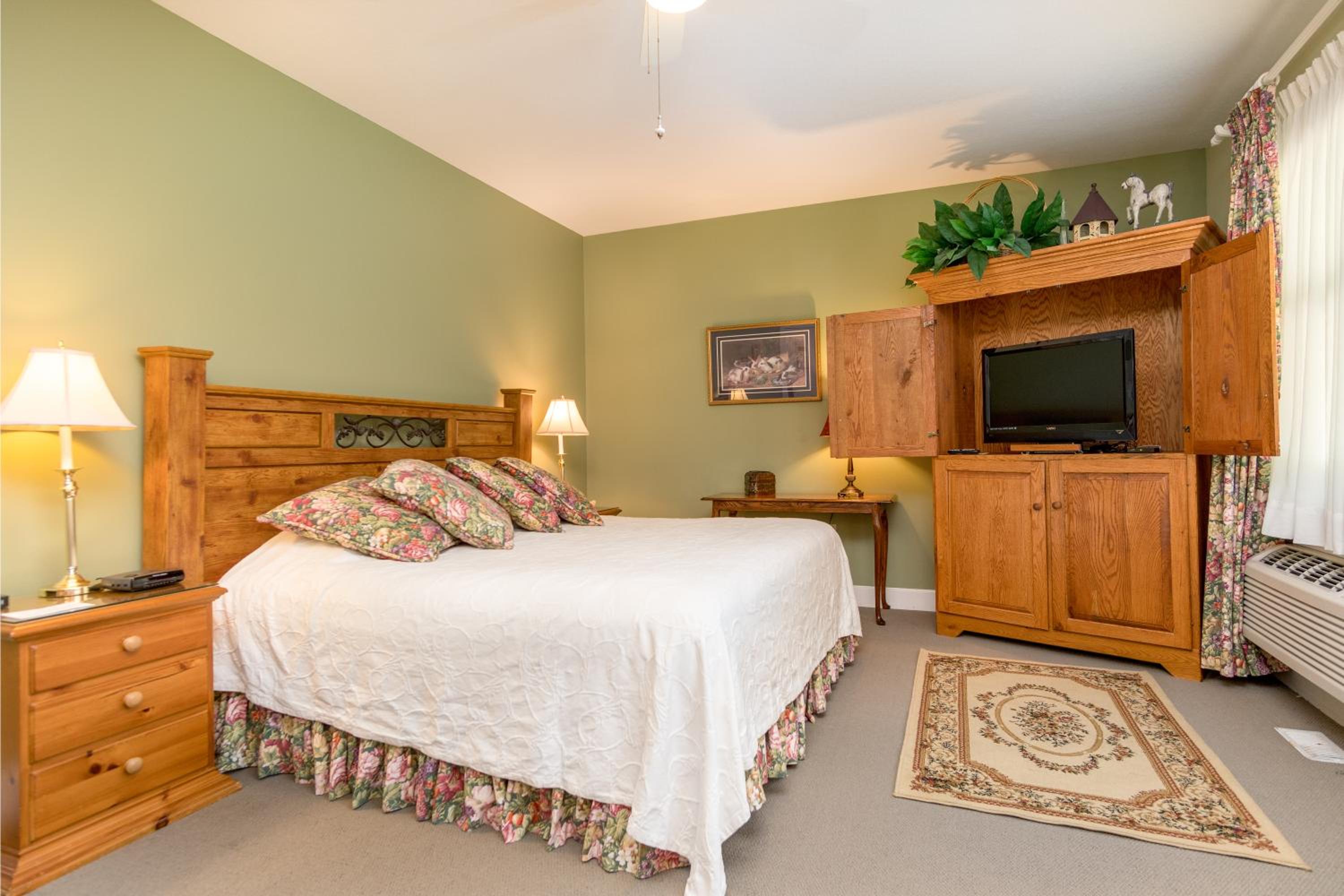 Woodward House Room - Photo 1