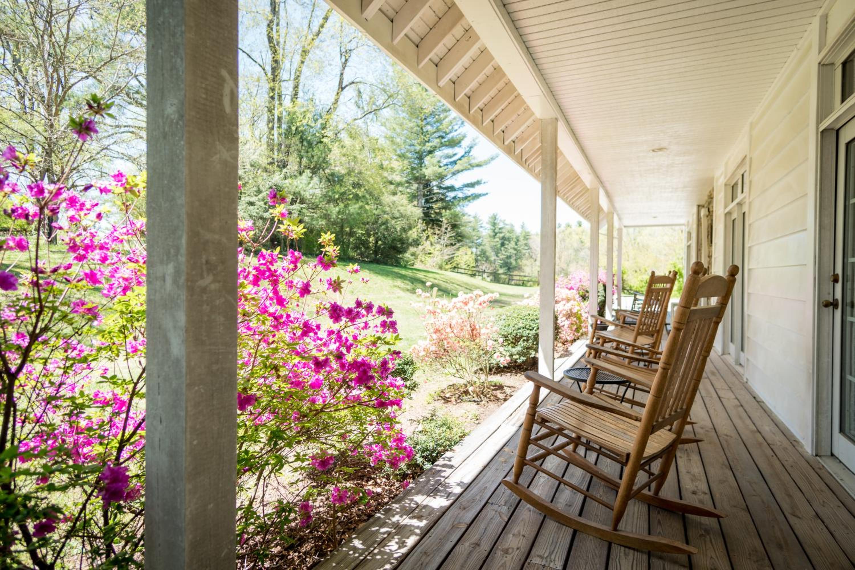 Woodward House Room with Fireplace and Patio - Photo 5