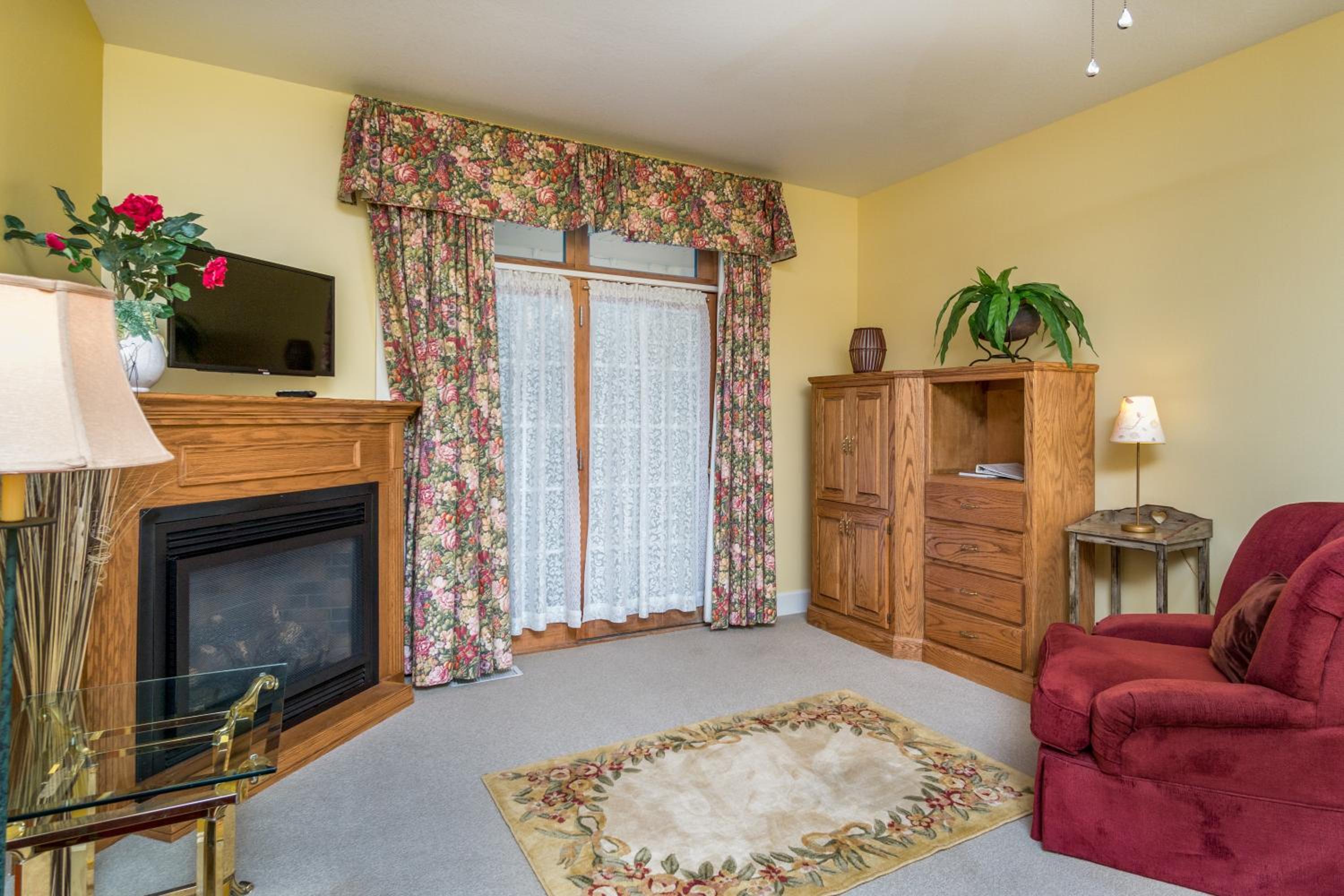Woodward House Room with Fireplace and Patio - Photo 9