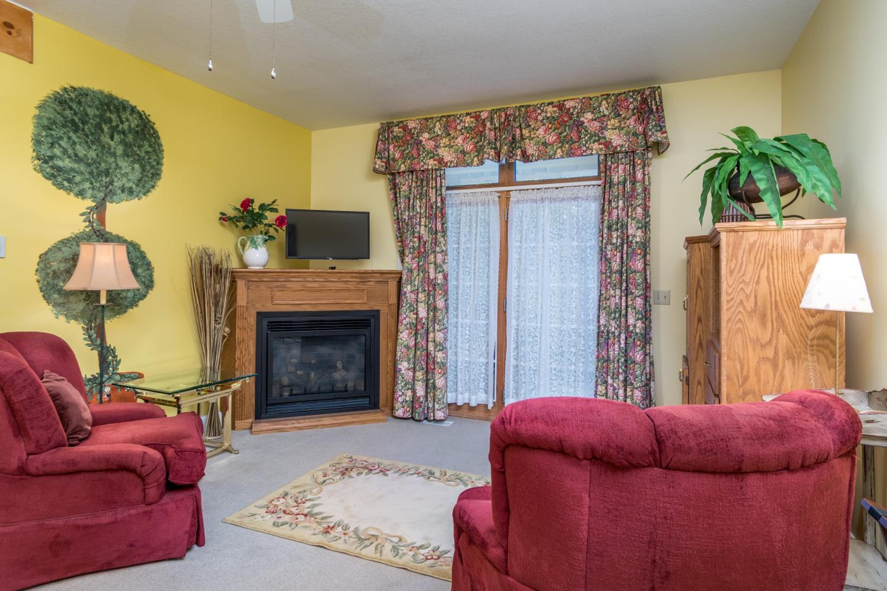 Woodward House Room with Fireplace and Patio - Photo 2
