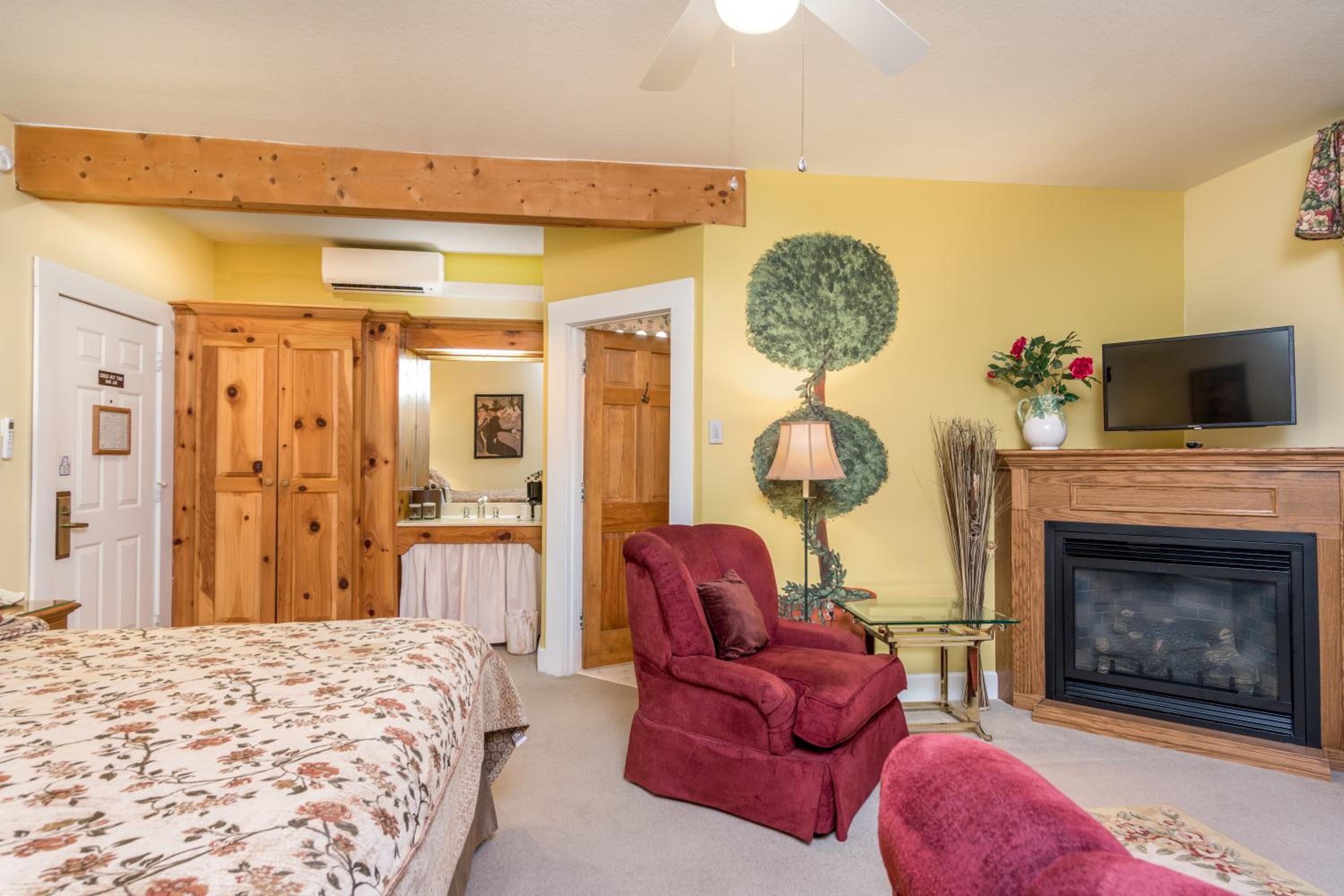 Woodward House Room with Fireplace and Patio - Photo 8