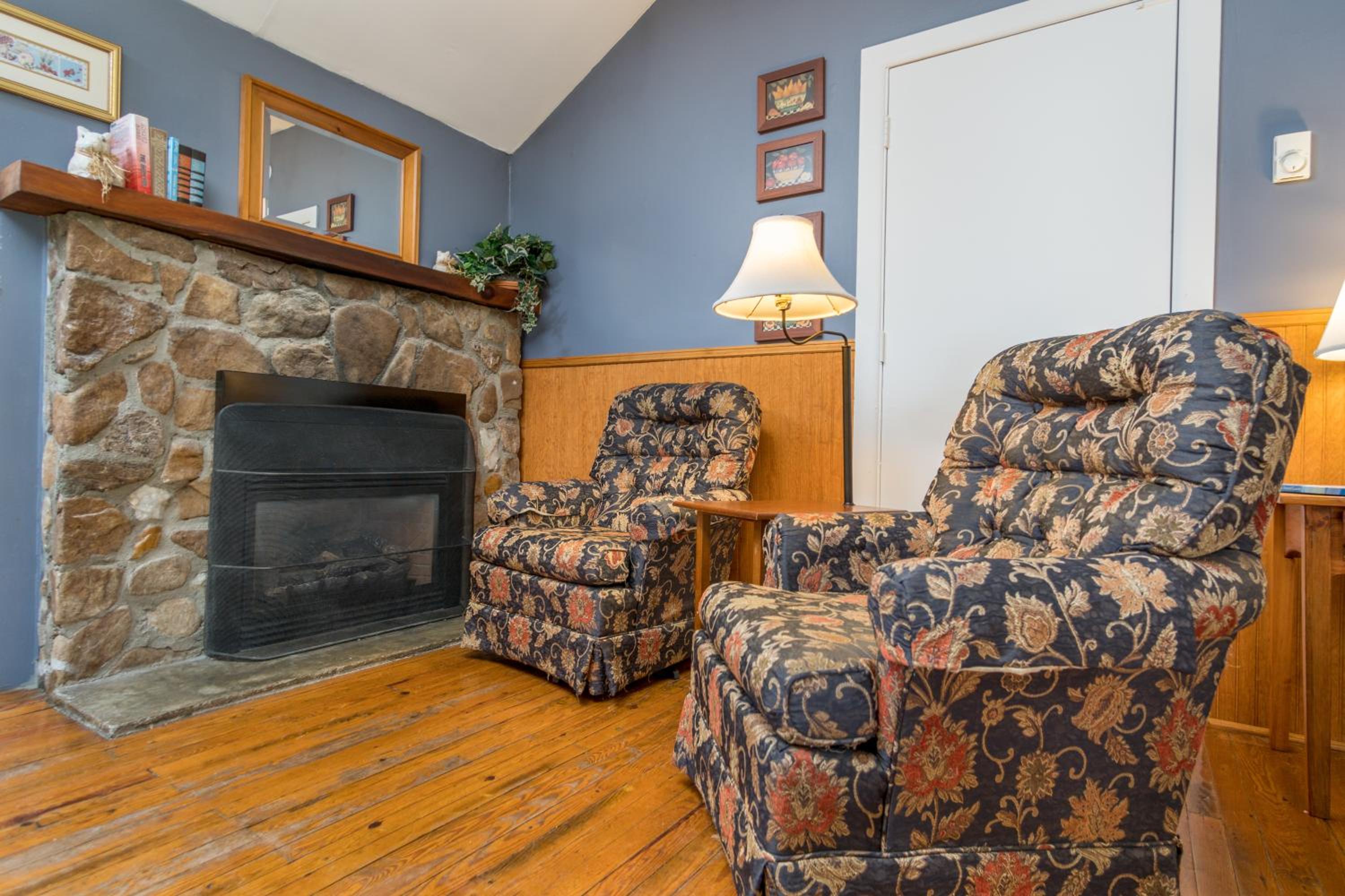 Large Cabin Room - Photo 3