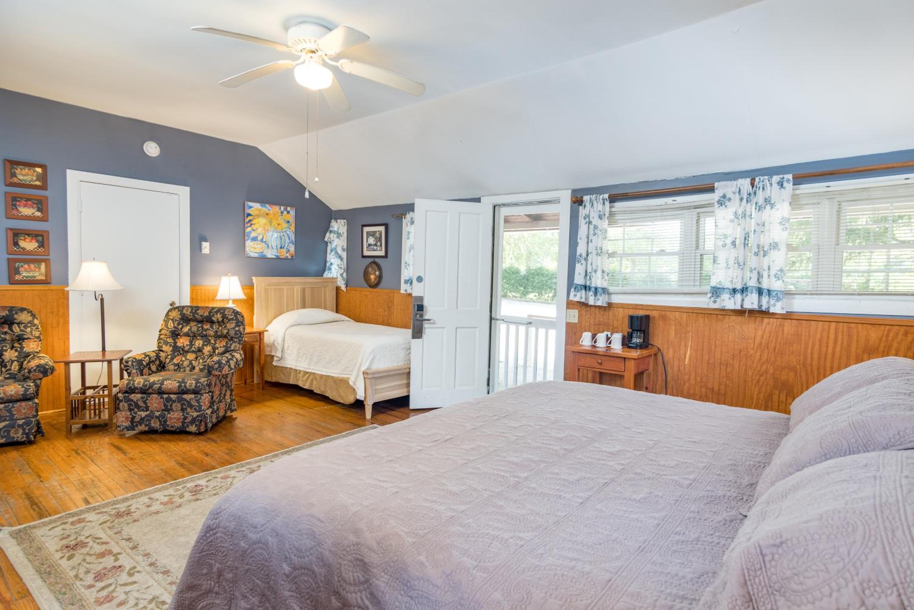 Large Cabin Room - Photo 4