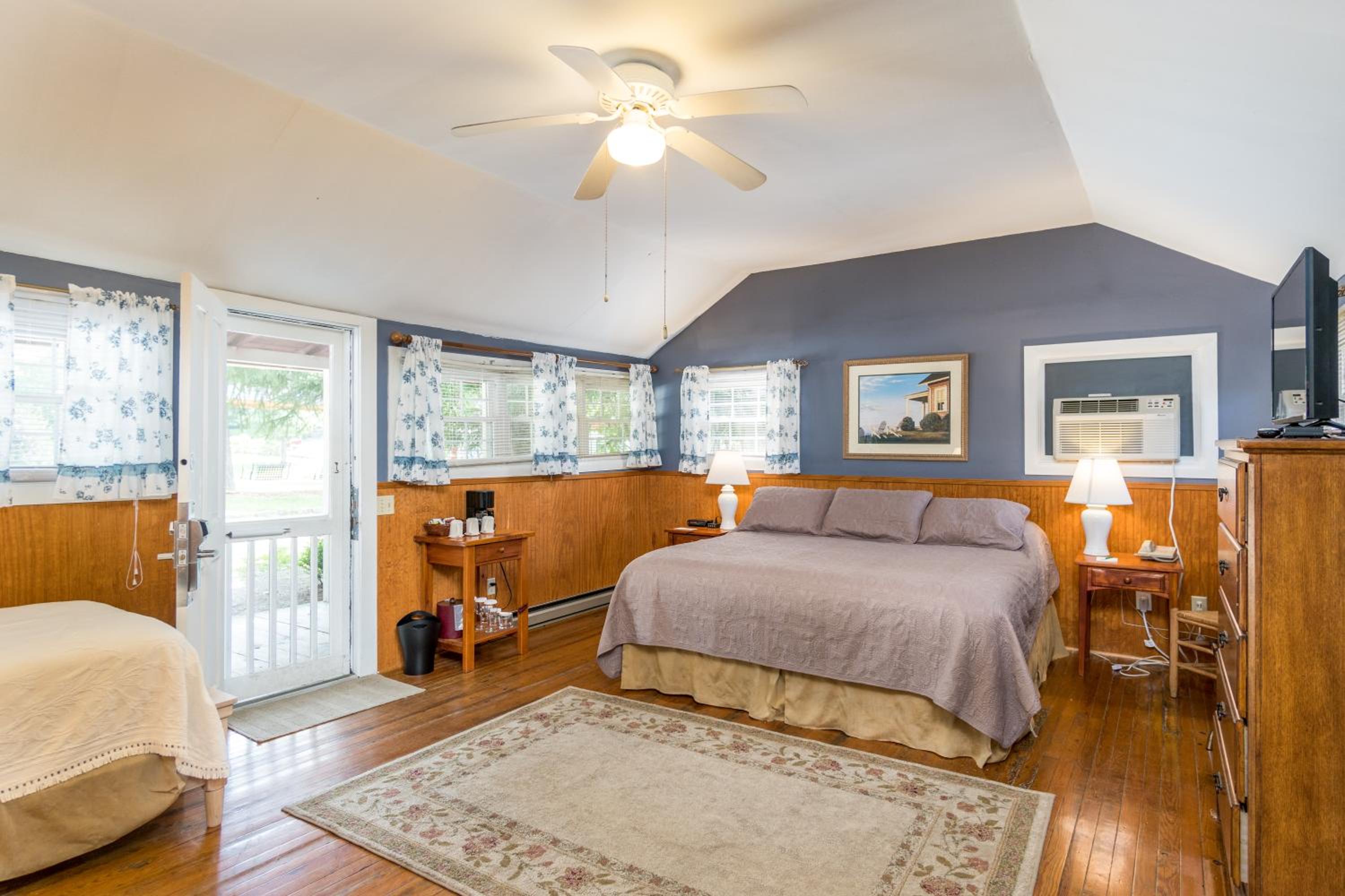 Large Cabin Room - Photo 1