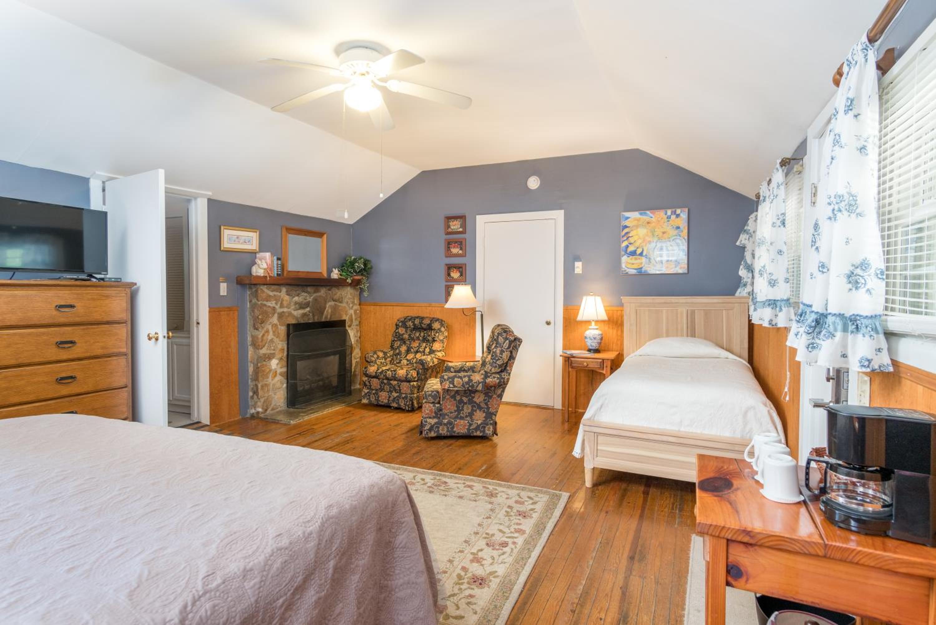 Large Cabin Room - Photo 6