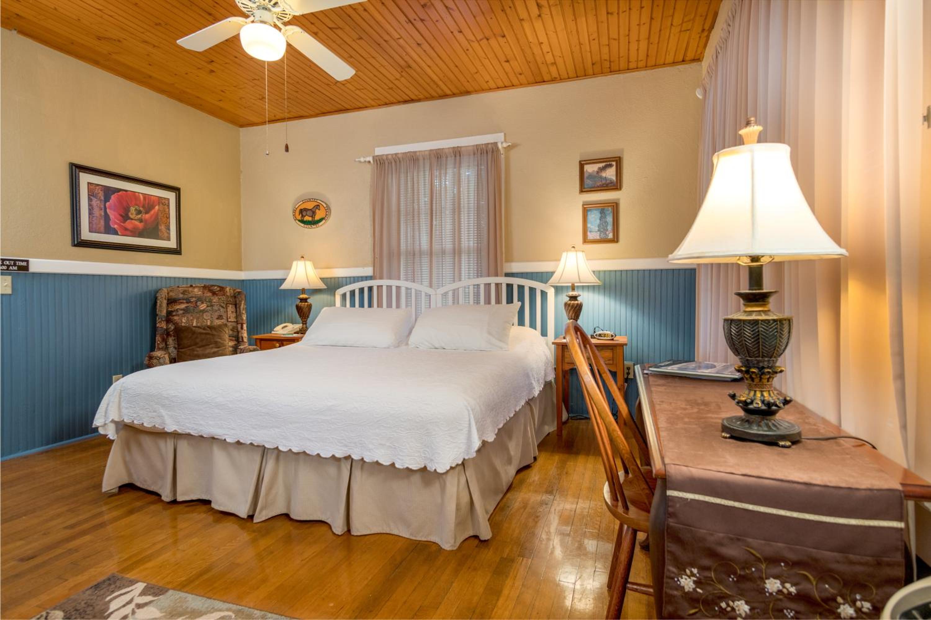 Lodge Room - Photo 1