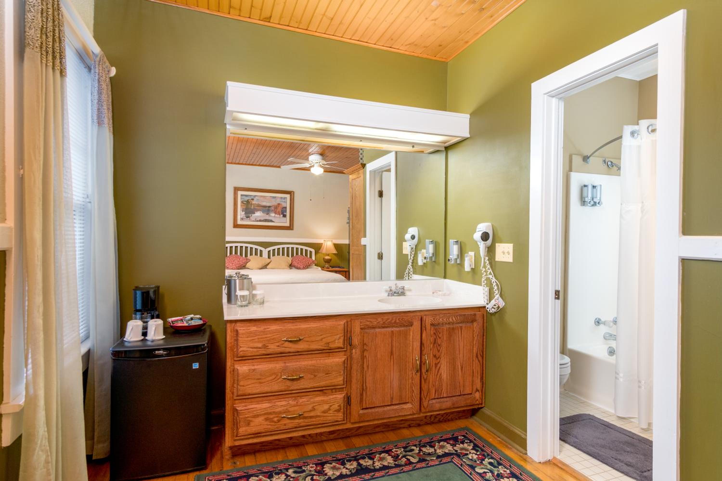 Lodge King Room with Balcony - Photo 10