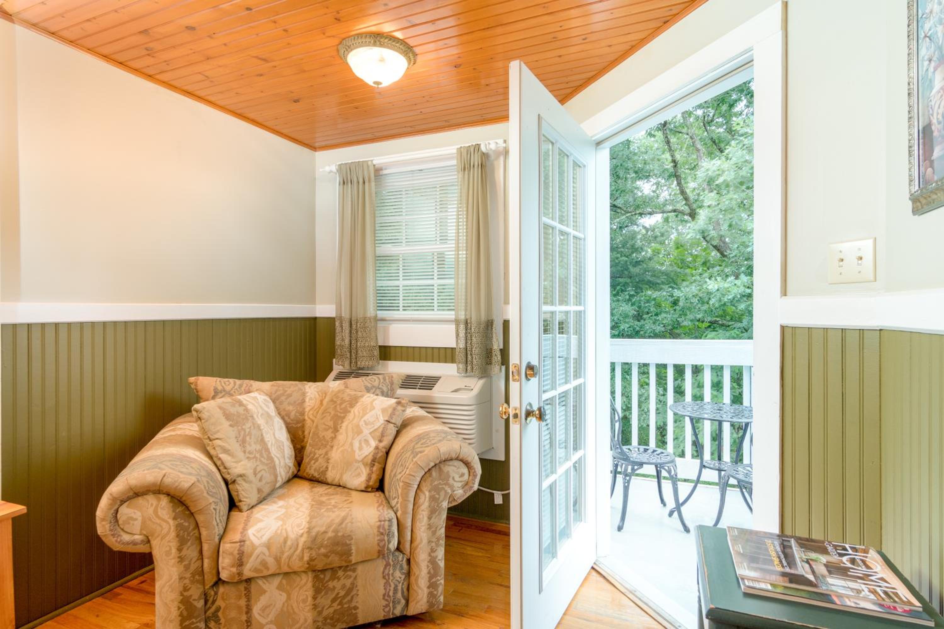 Lodge King Room with Balcony - Photo 11