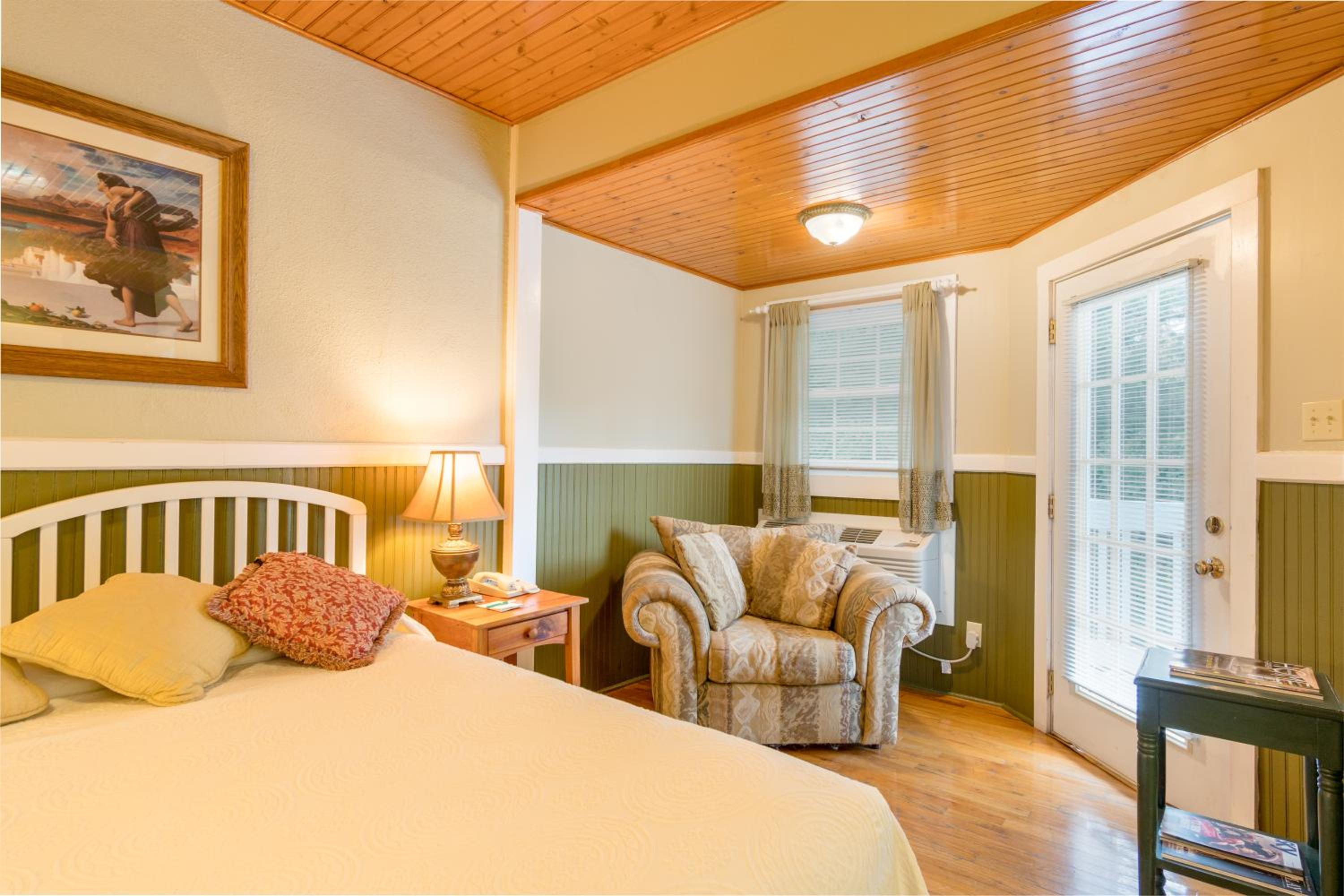 Lodge King Room with Balcony - Photo 12