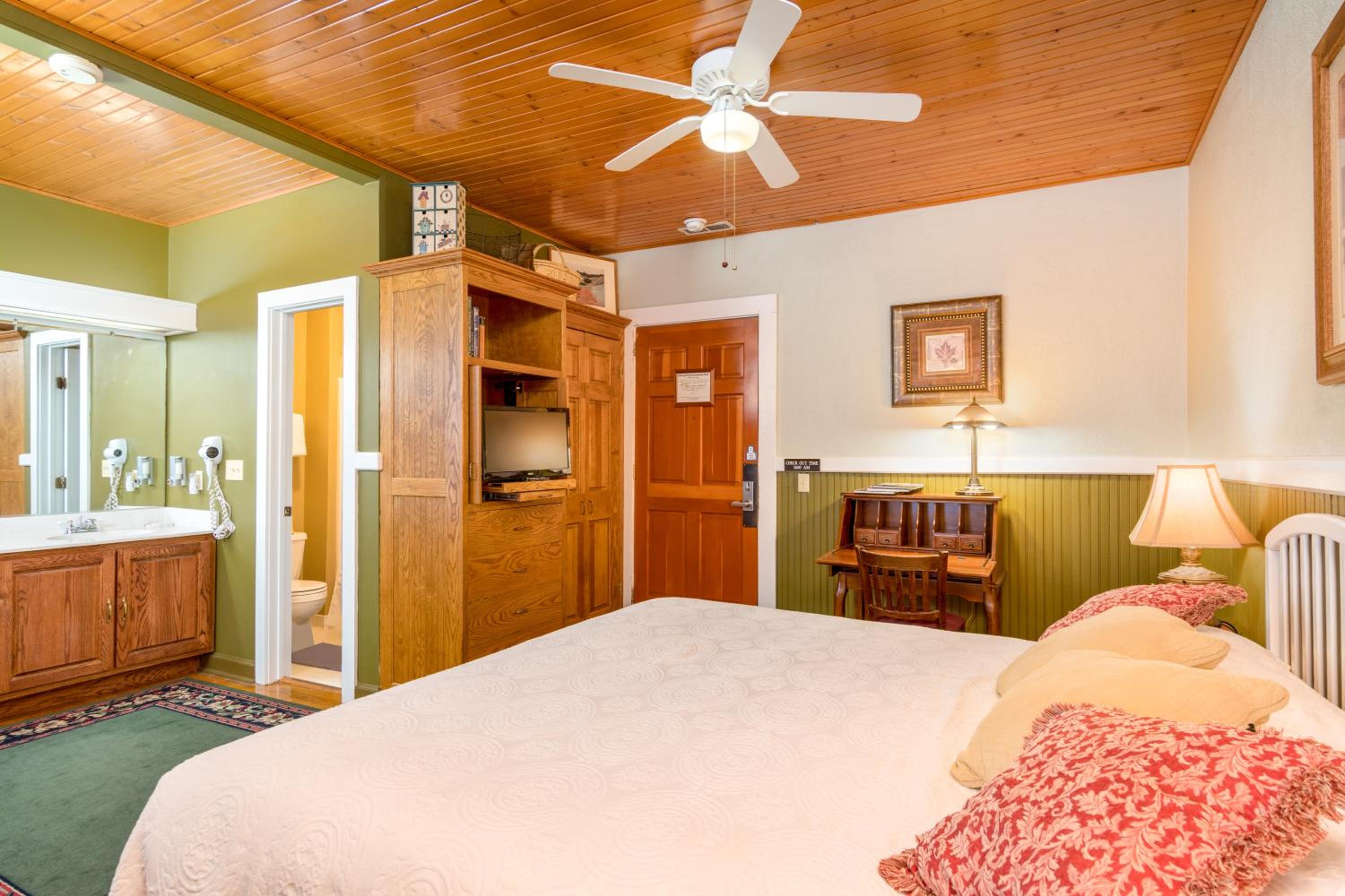 Lodge King Room with Balcony - Photo 3