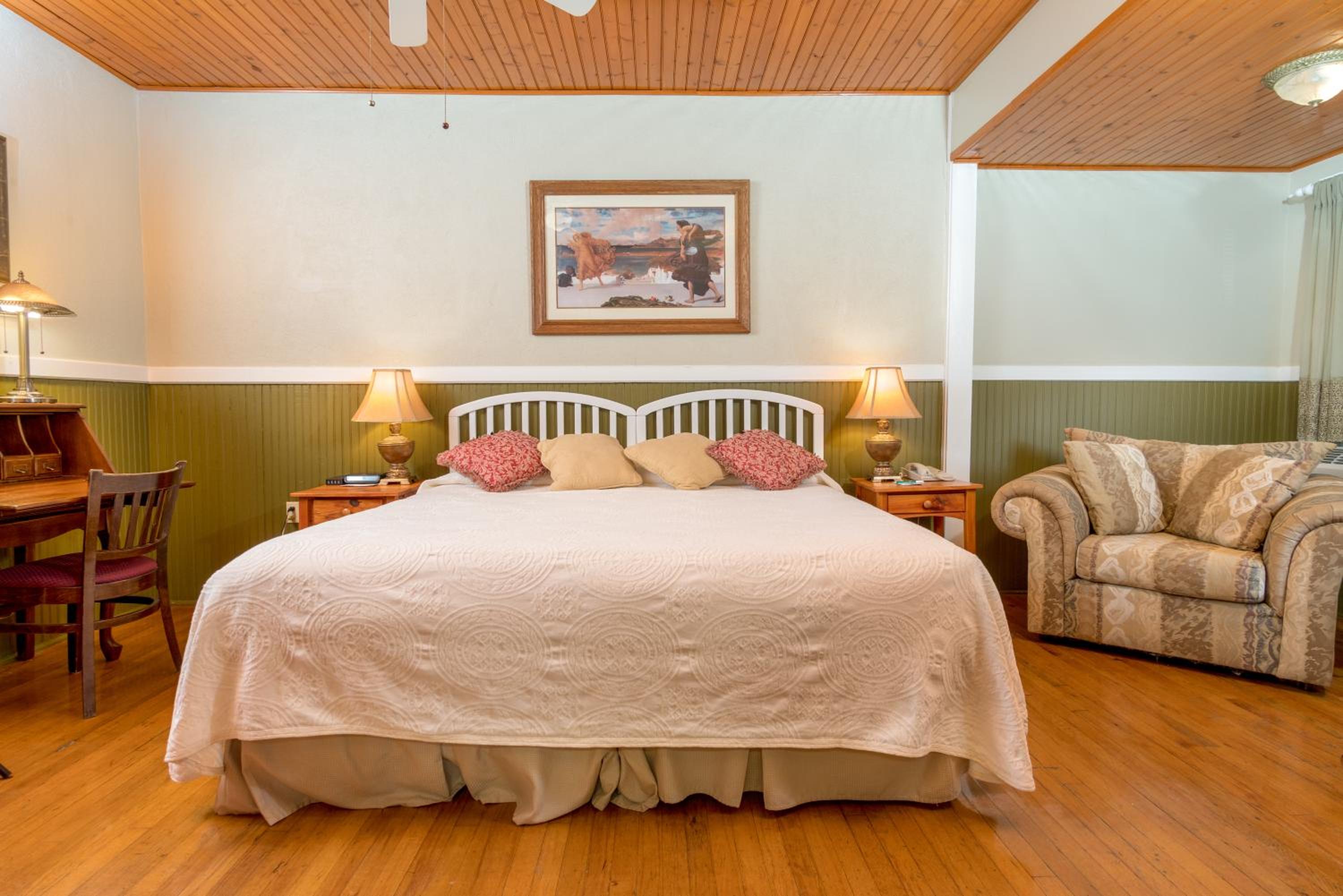 Lodge King Room with Balcony - Photo 4