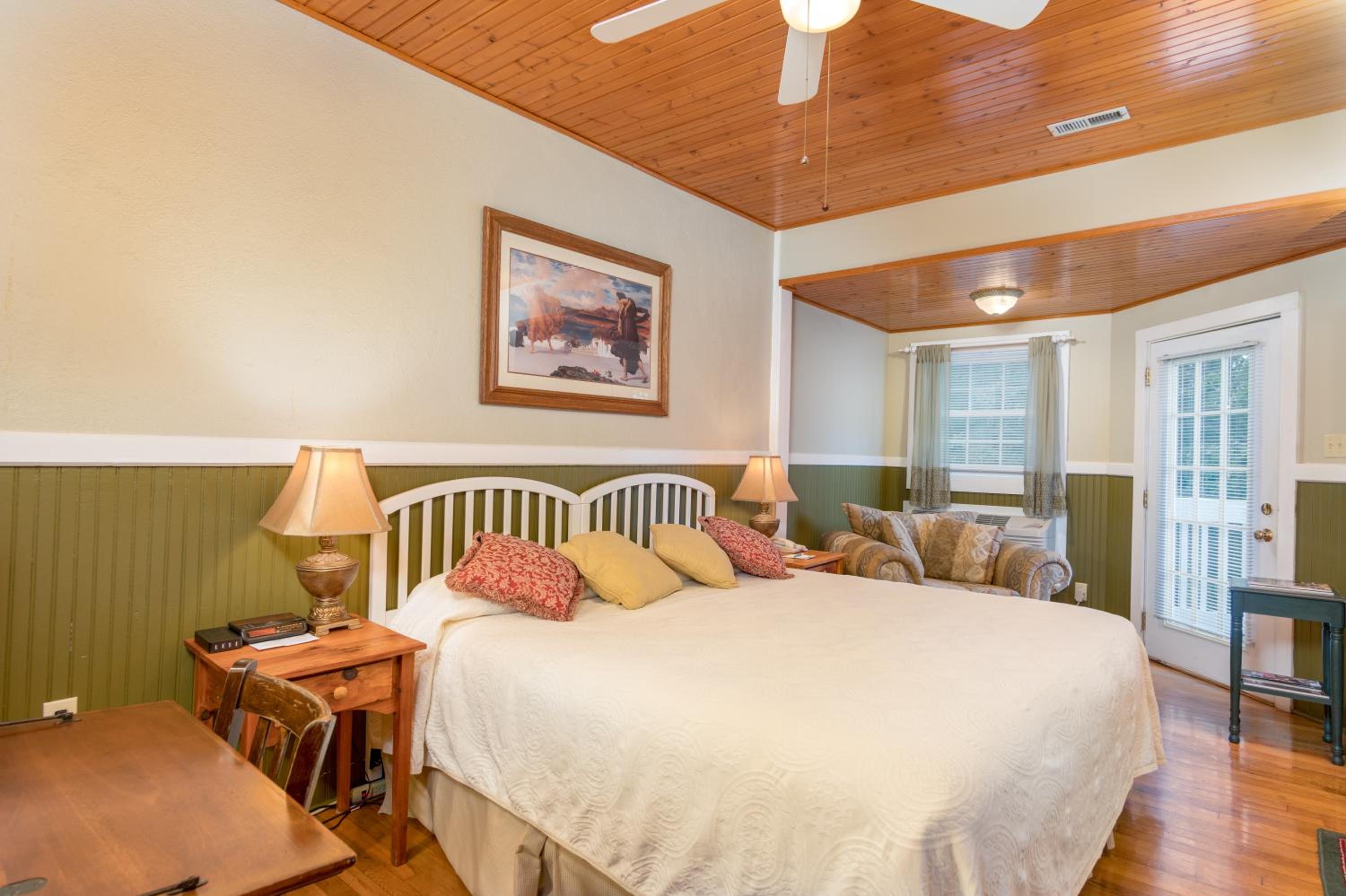 Lodge King Room with Balcony - Photo 5