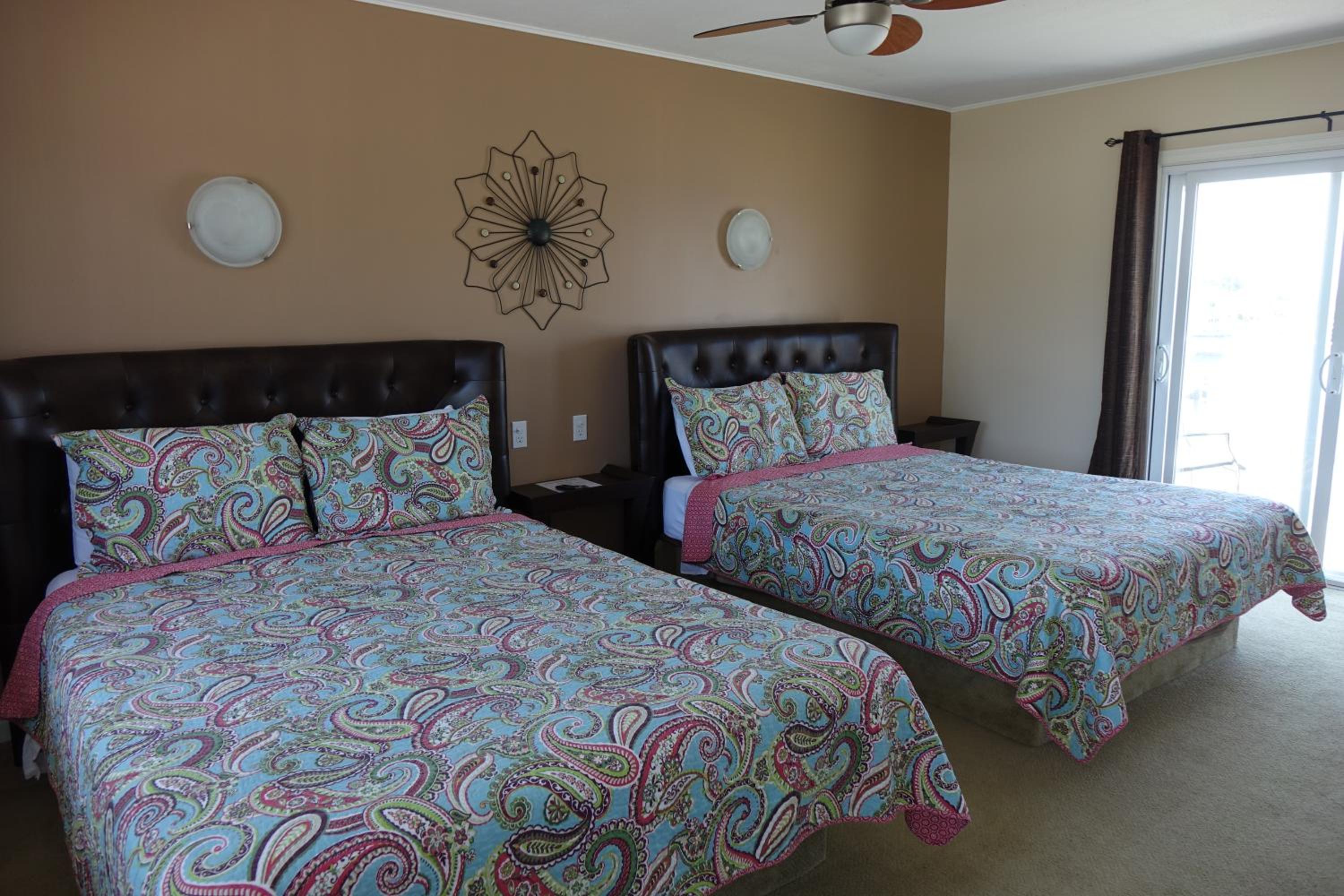 Deluxe Queen Room with Two Queen Beds, photo 7