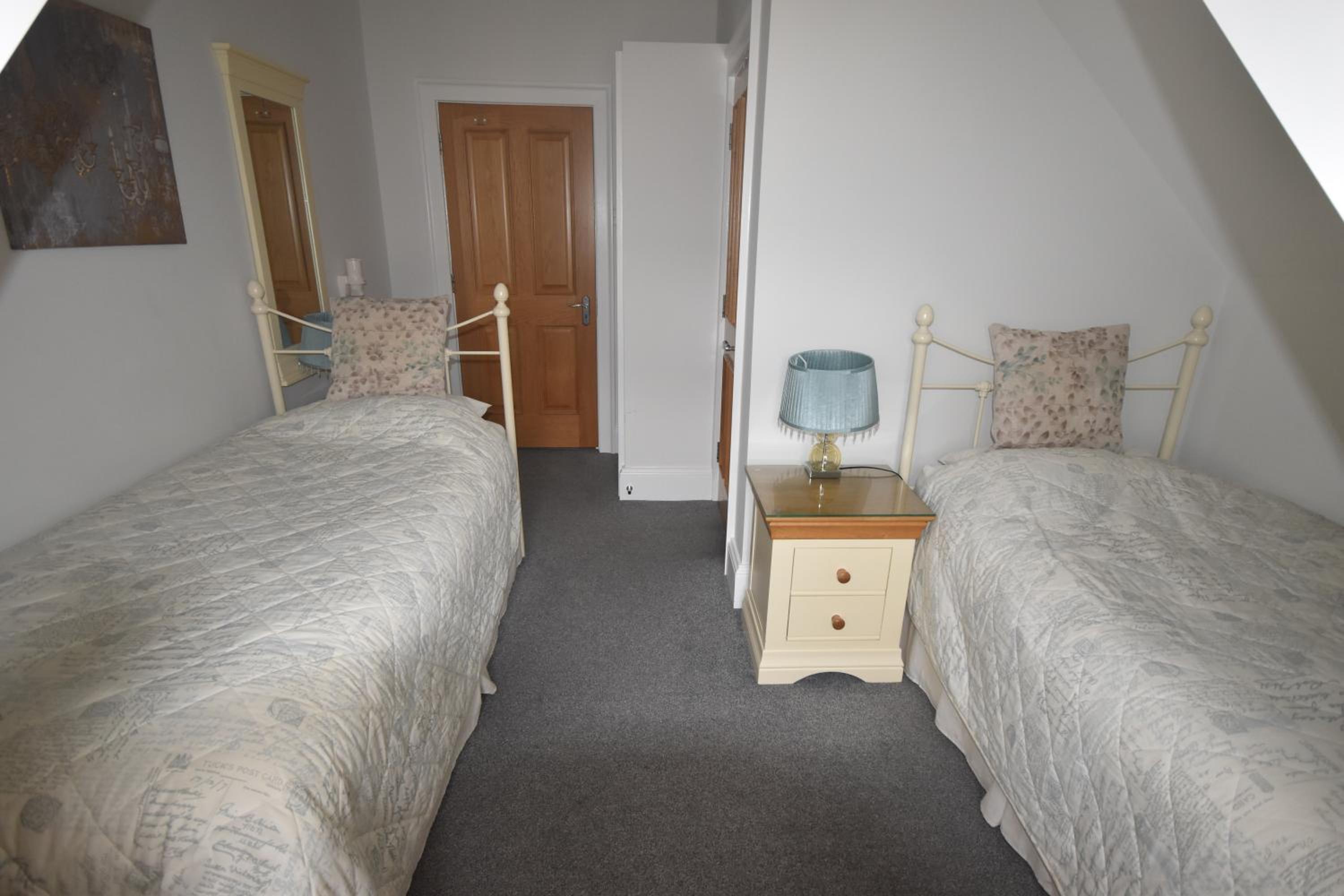 Twin Room - Photo 3