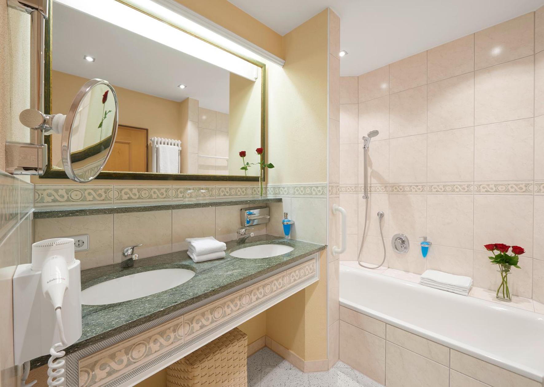 Double Room with Balcony - Photo 2