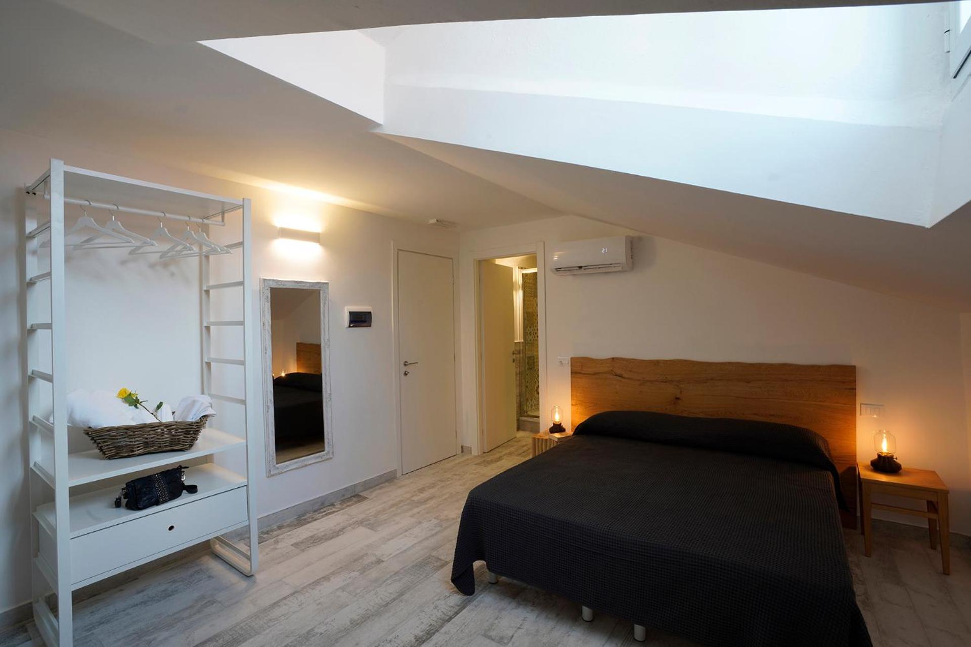 Double or Twin Room with Private Bathroom - Photo 7
