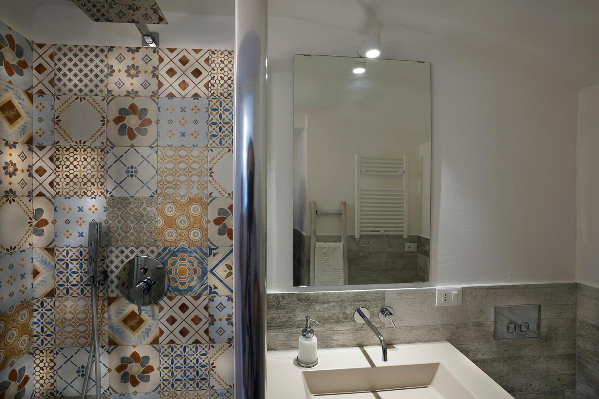 Double or Twin Room with Private Bathroom - Photo 8