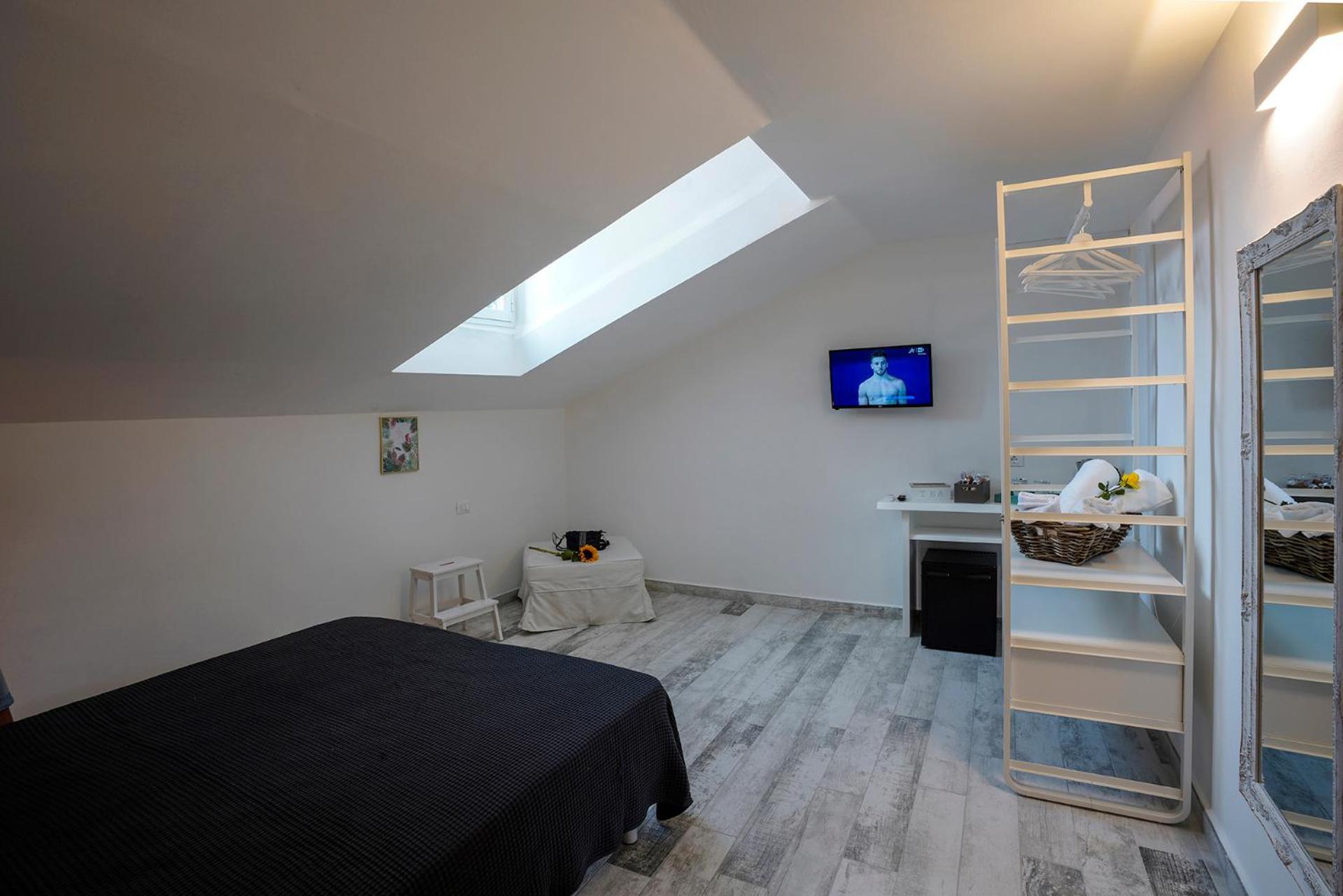 Double or Twin Room with Private Bathroom - Photo 1