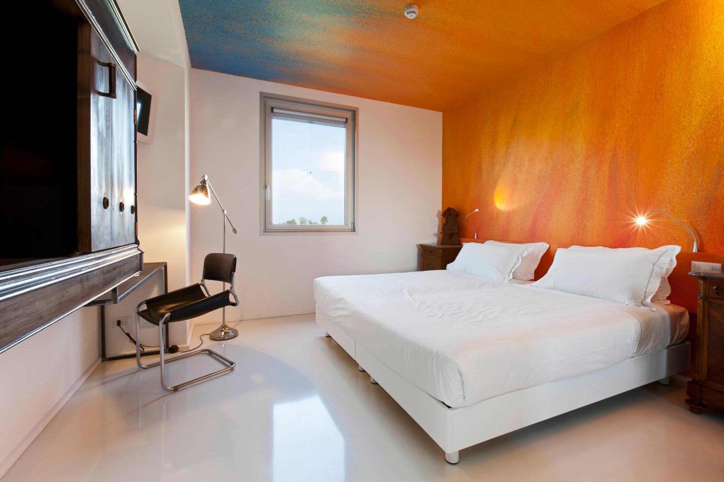 Large Standard King Room - Photo 5