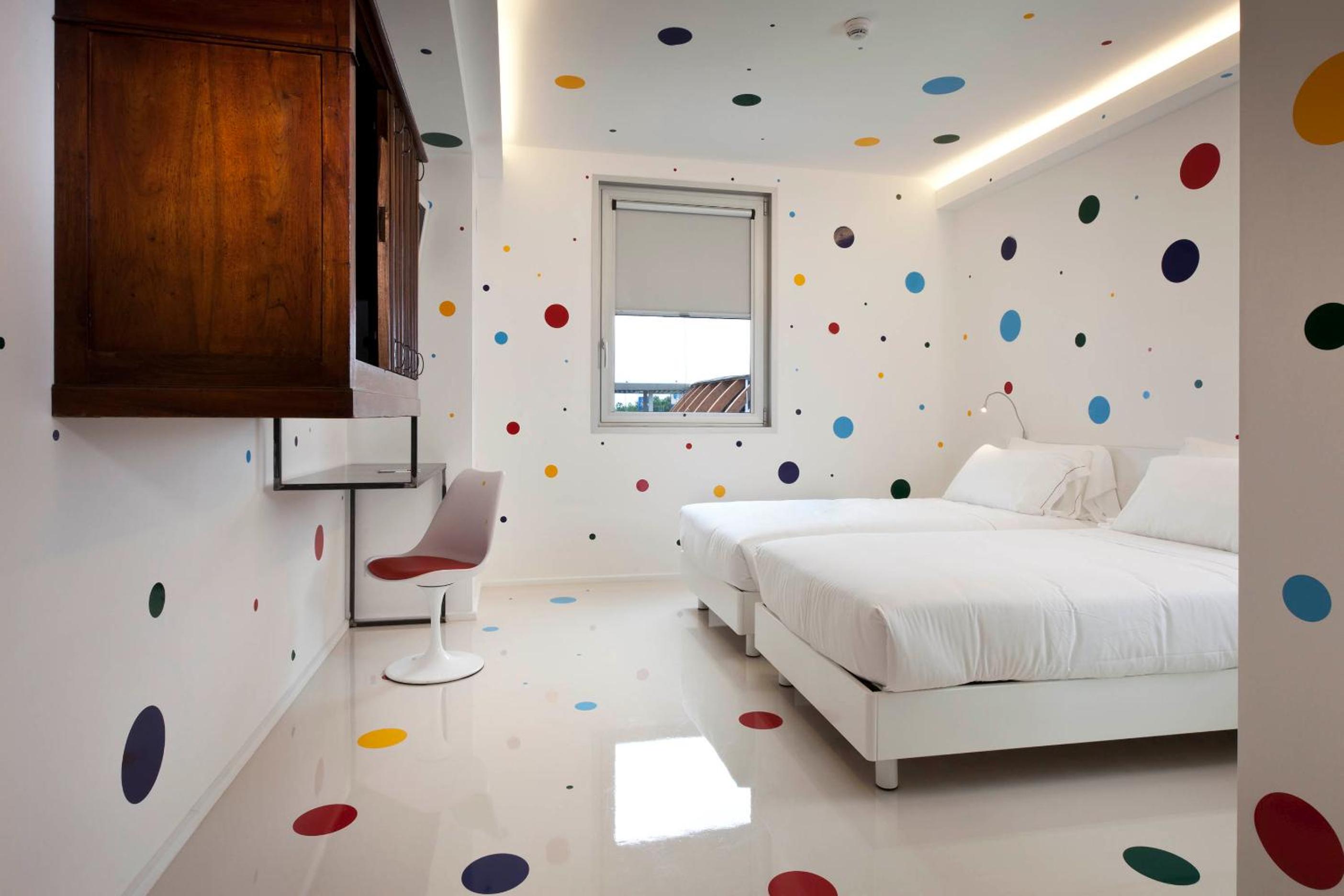 Standard Twin Room - Photo 13