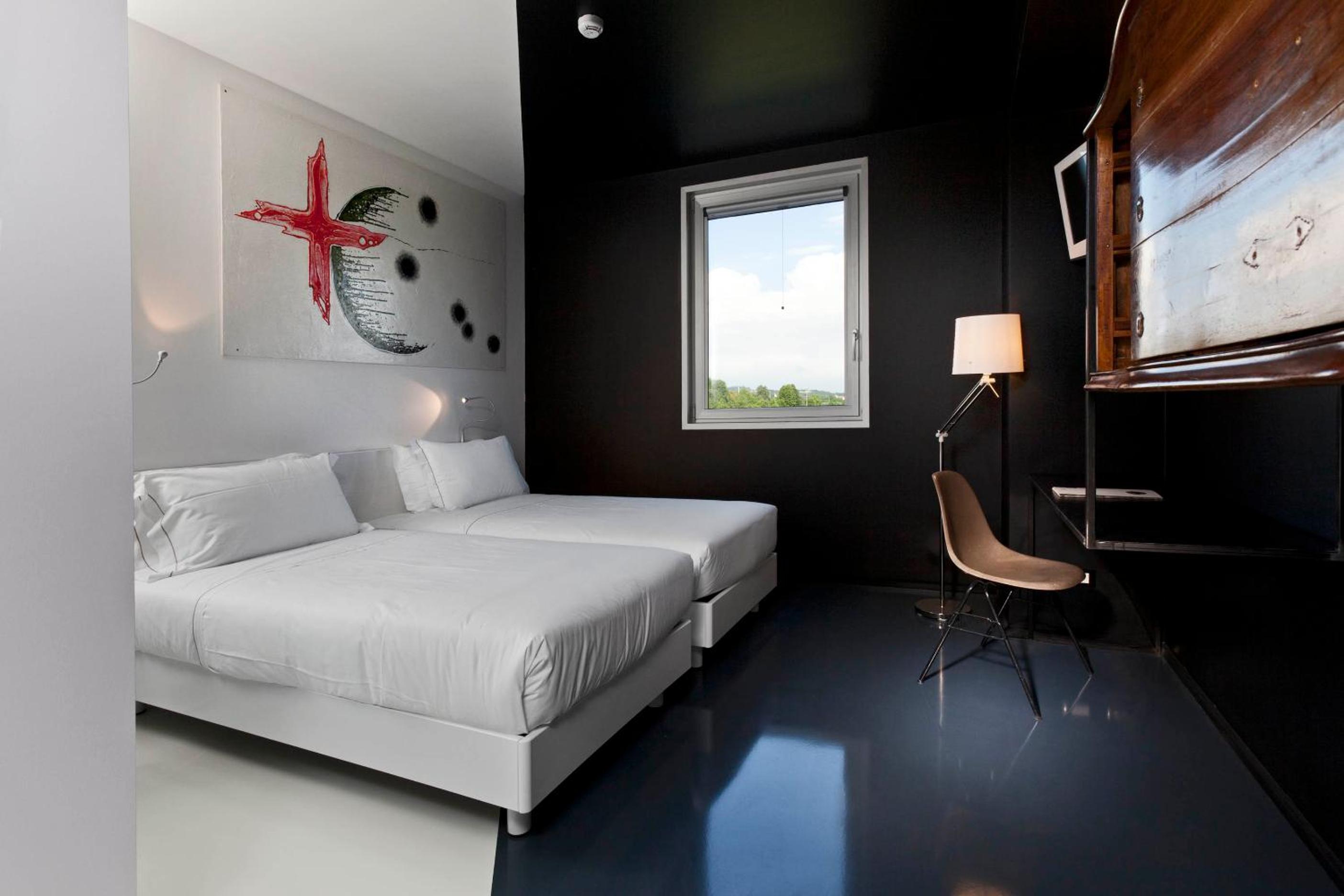 Standard Twin Room - Photo 12