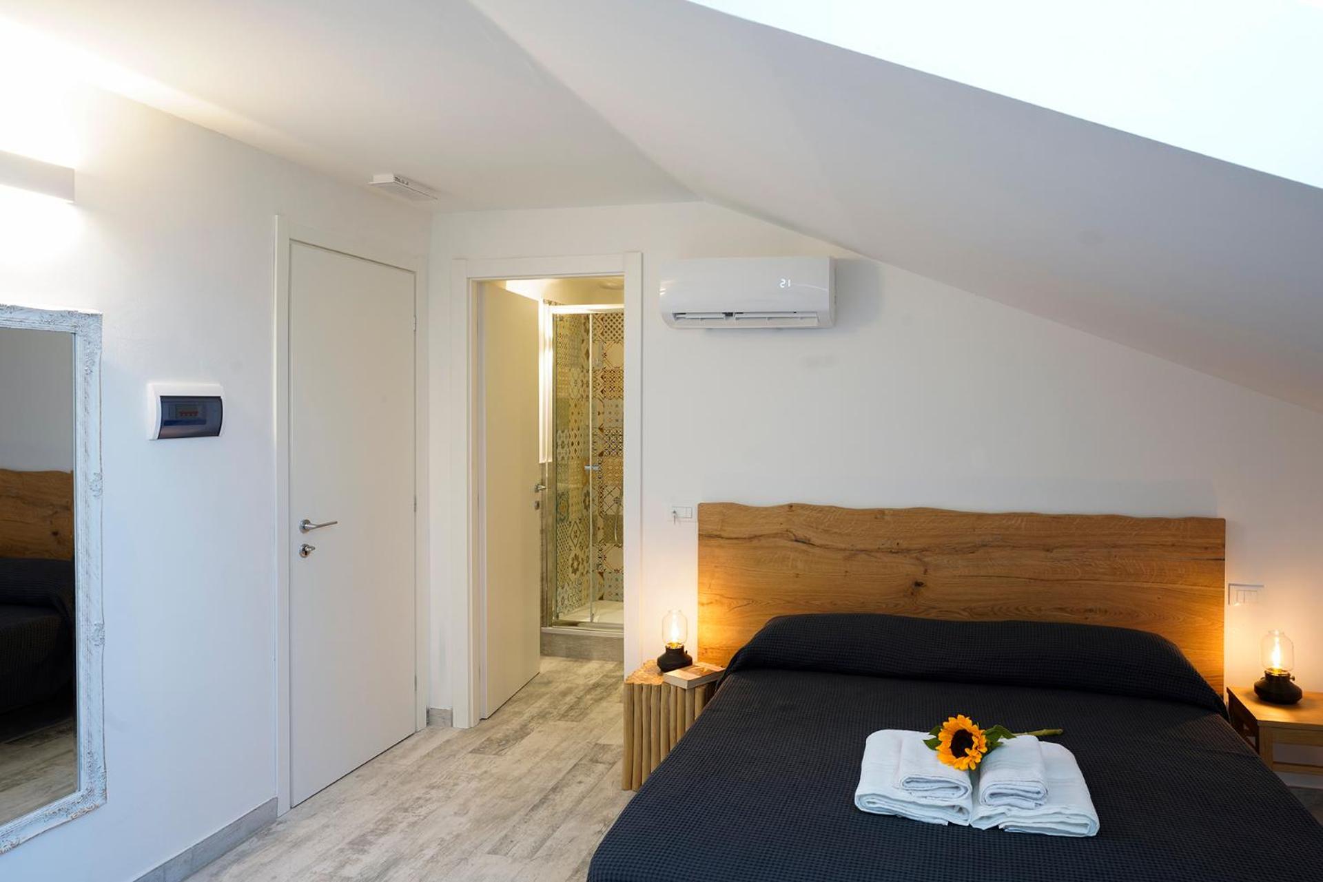 Double or Twin Room with Private Bathroom - Photo 2