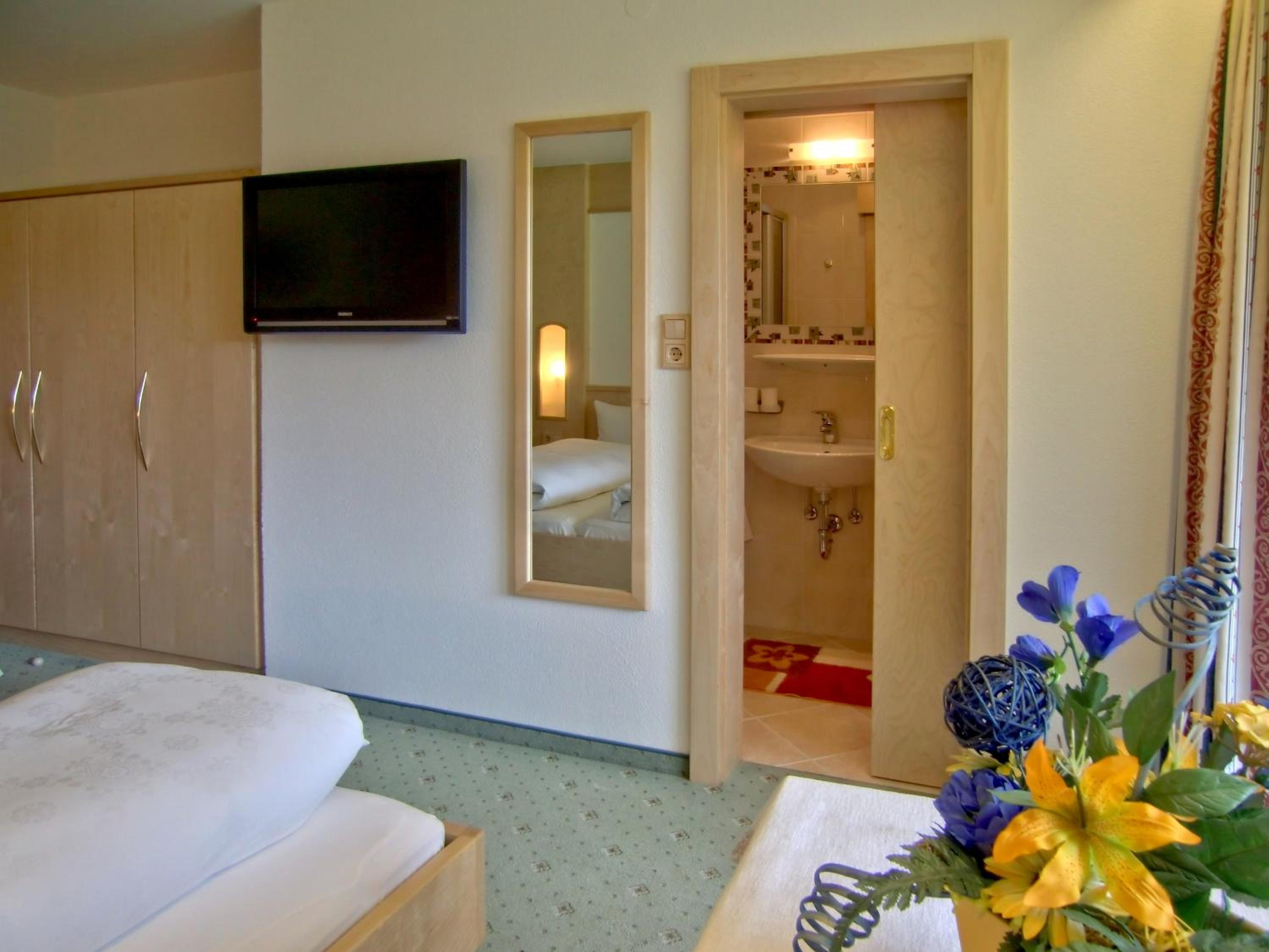 Double Room with Balcony - Photo 7