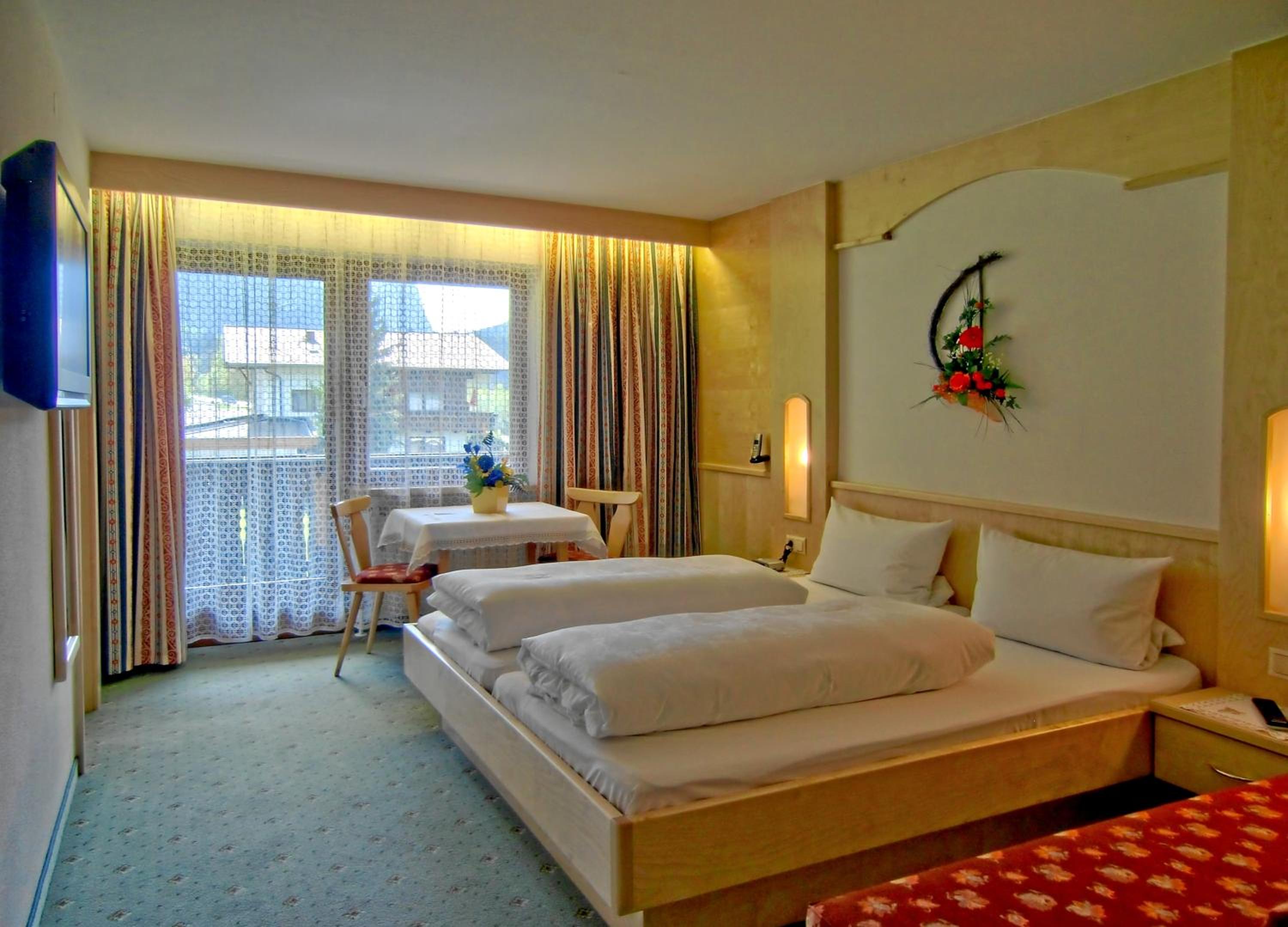 Double Room with Balcony - Photo 12