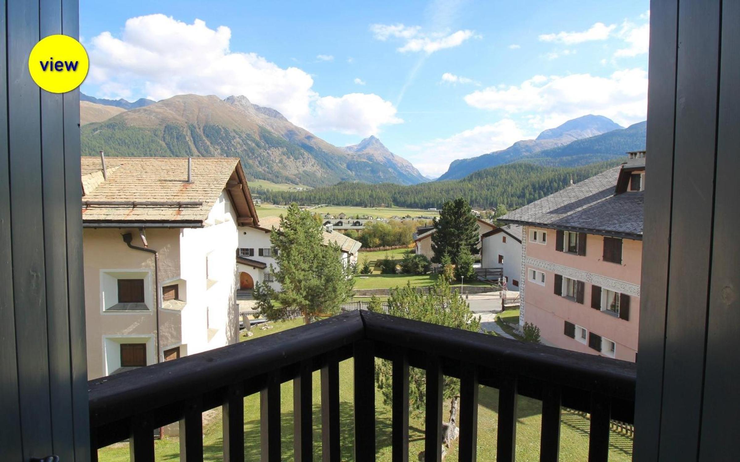Apartment With Mountain View photo 2