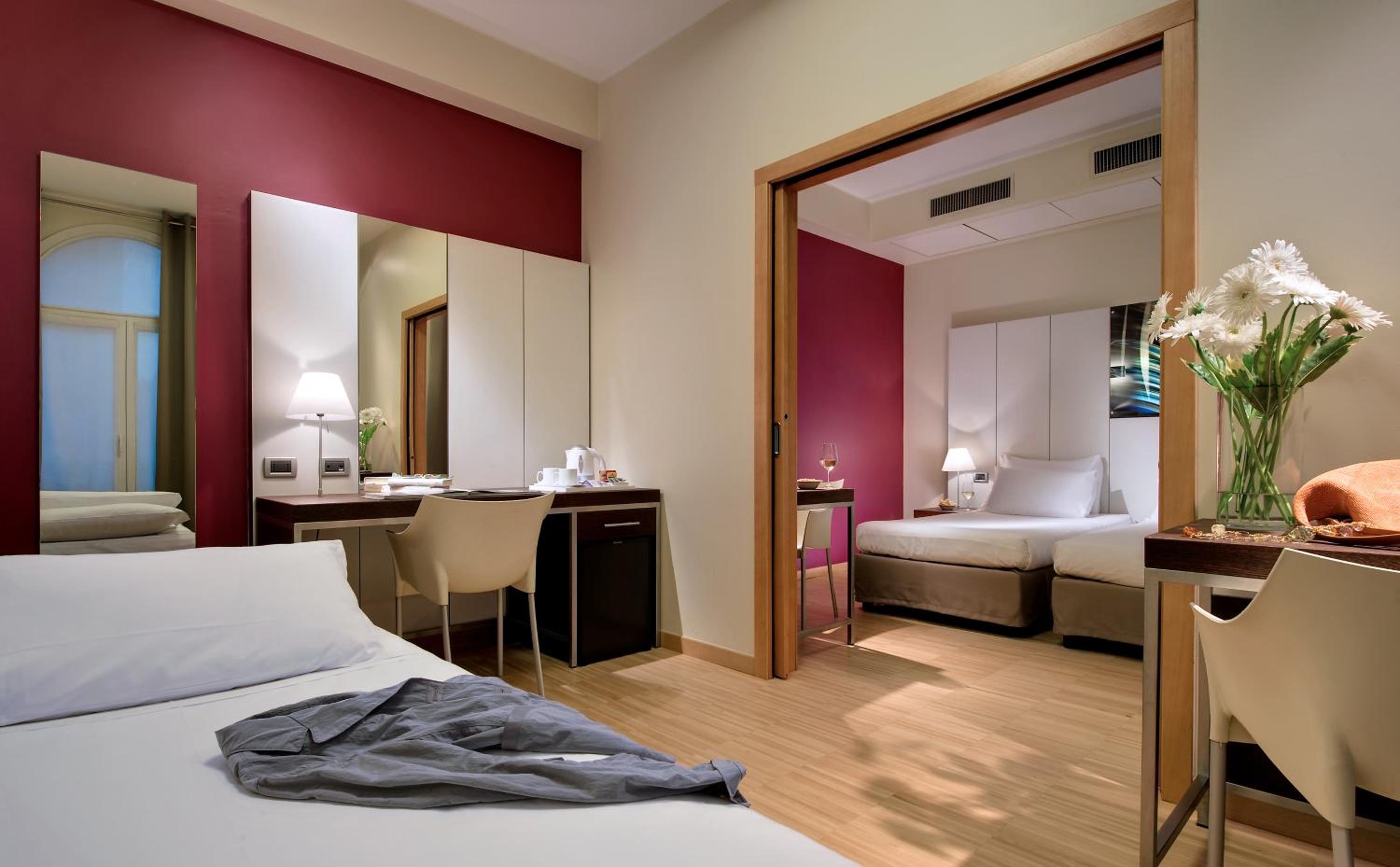 Classic Queen Room with Single Bed - Photo 15