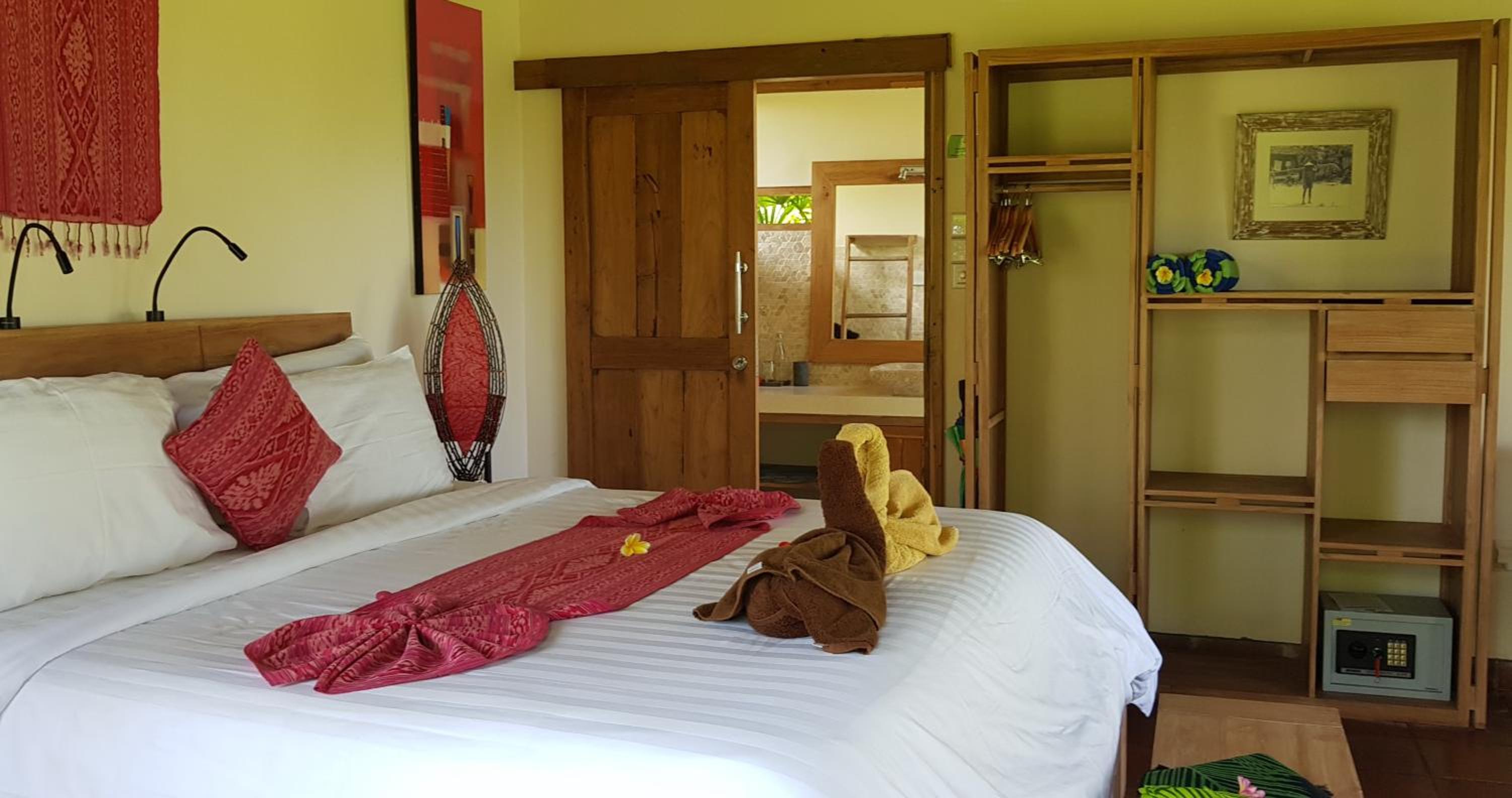 One-Bedroom Bungalow - Photo 2