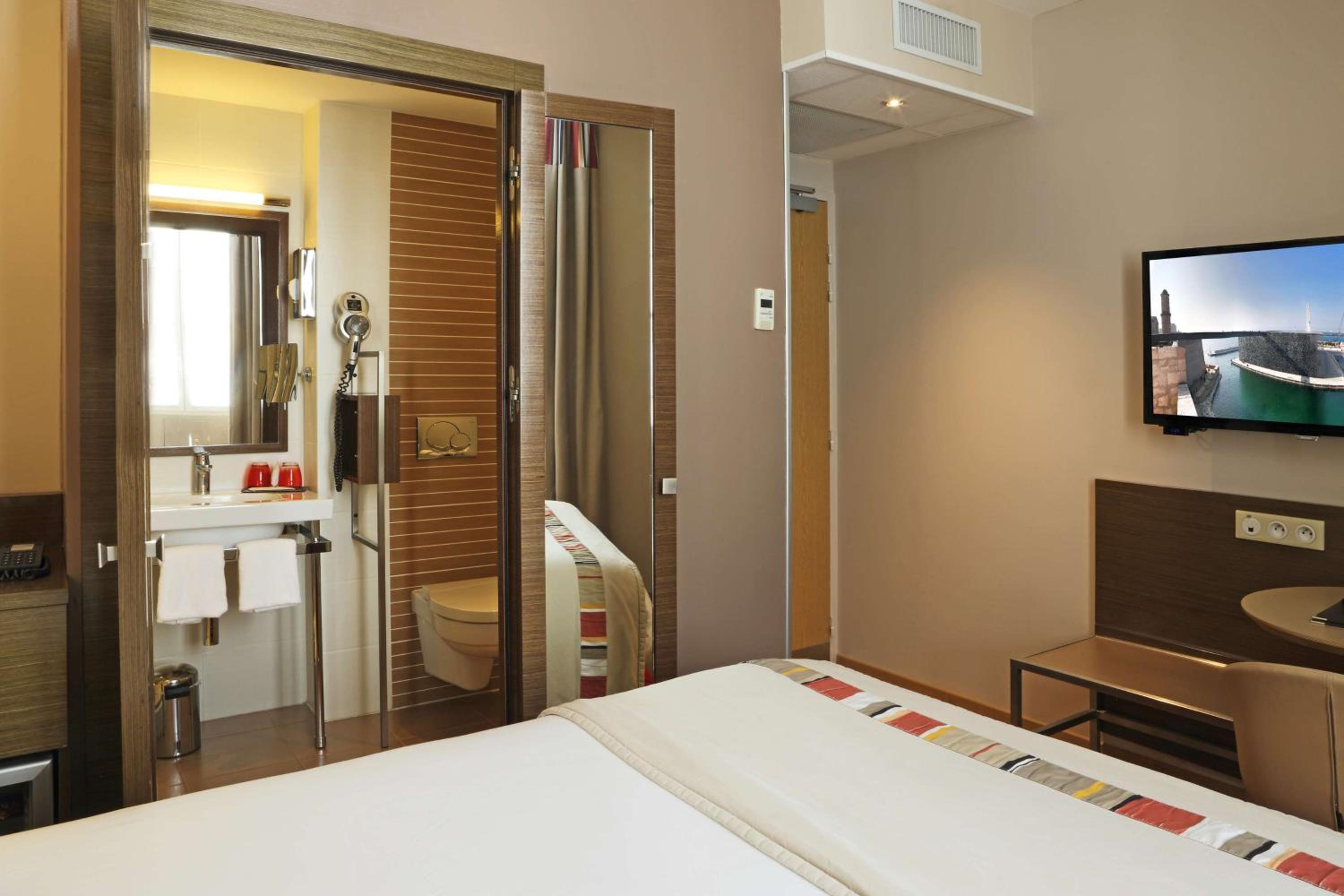 Comfort Queen Room thumbnail 6