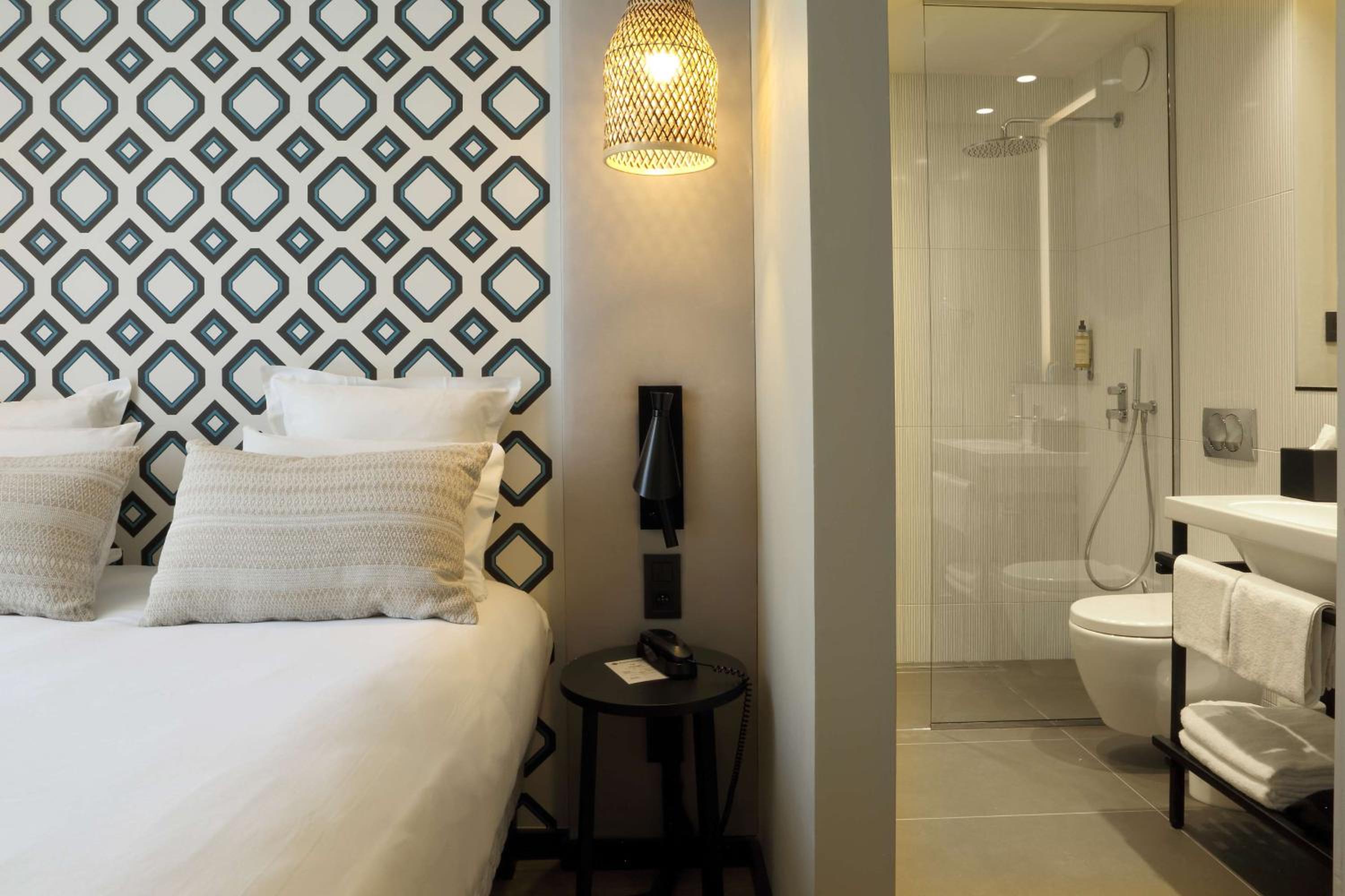 Comfort Queen Room thumbnail 5